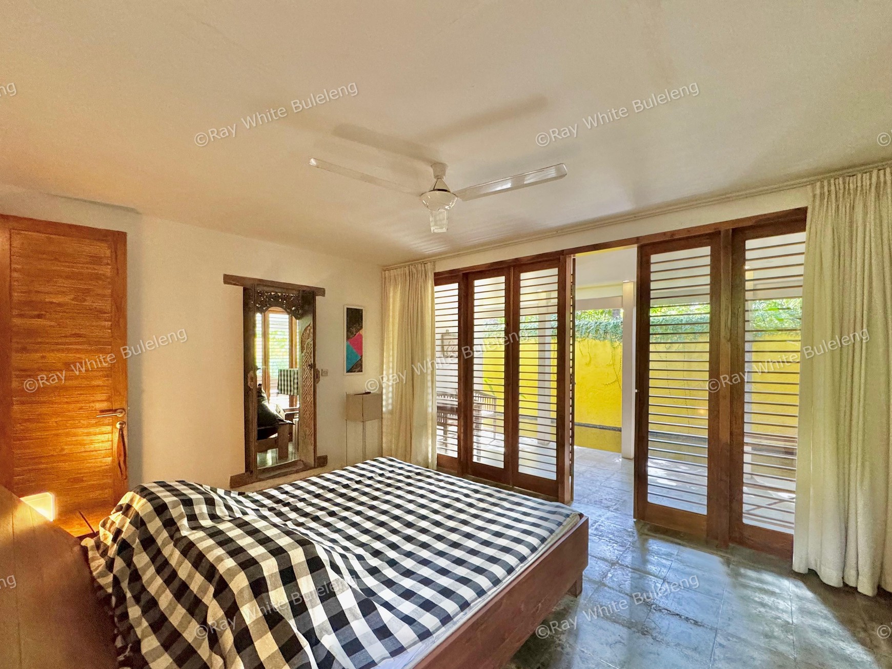 TROPICAL 5-BEDROOM VILLA JUST 3 MINUTES WALK TO LOVINA BEACH