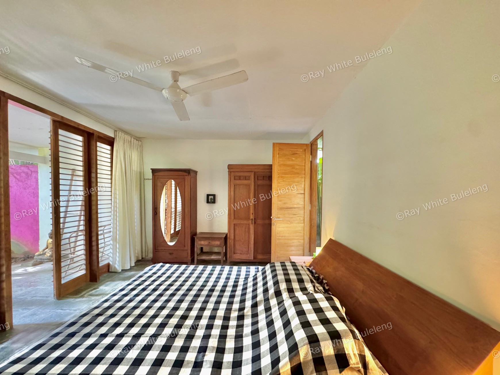 TROPICAL 5-BEDROOM VILLA JUST 3 MINUTES WALK TO LOVINA BEACH
