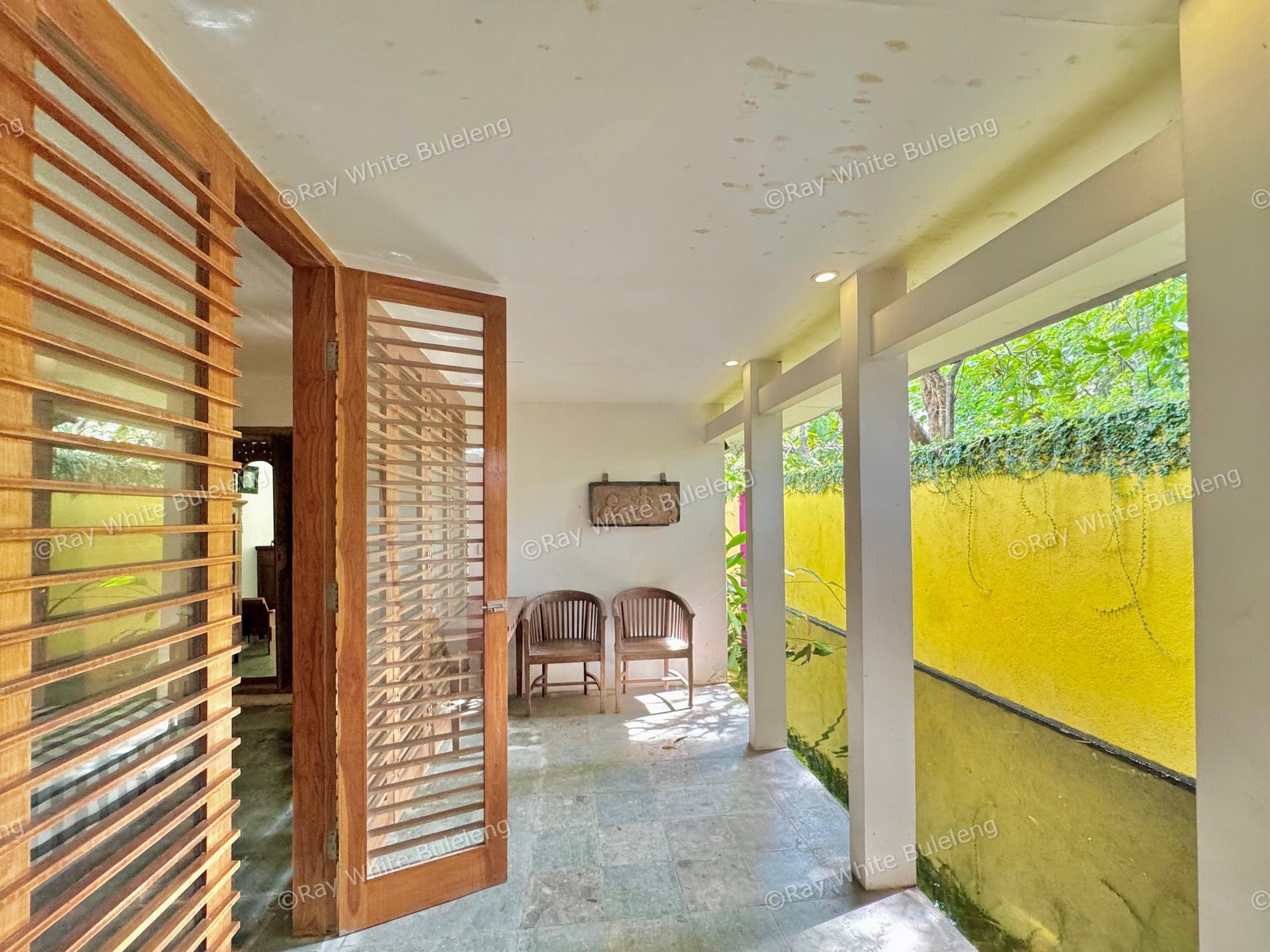 TROPICAL 5-BEDROOM VILLA JUST 3 MINUTES WALK TO LOVINA BEACH