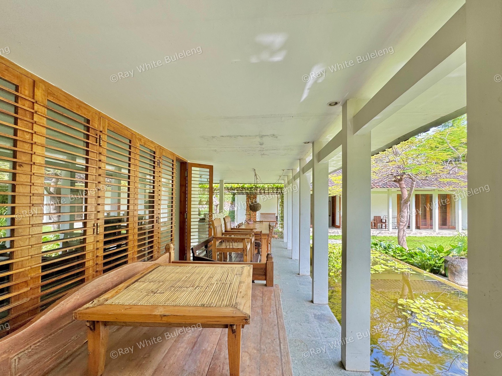 TROPICAL 5-BEDROOM VILLA JUST 3 MINUTES WALK TO LOVINA BEACH