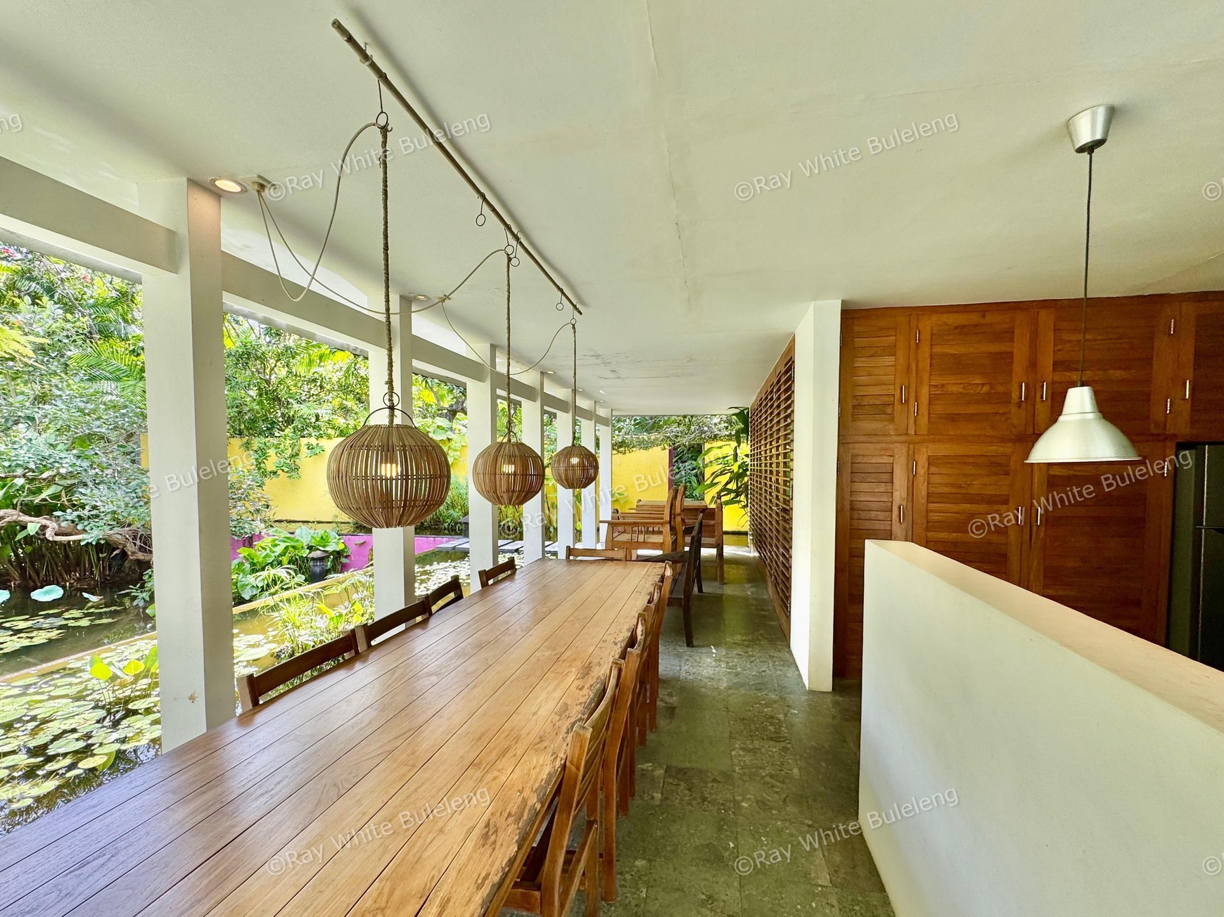 TROPICAL 5-BEDROOM VILLA JUST 3 MINUTES WALK TO LOVINA BEACH
