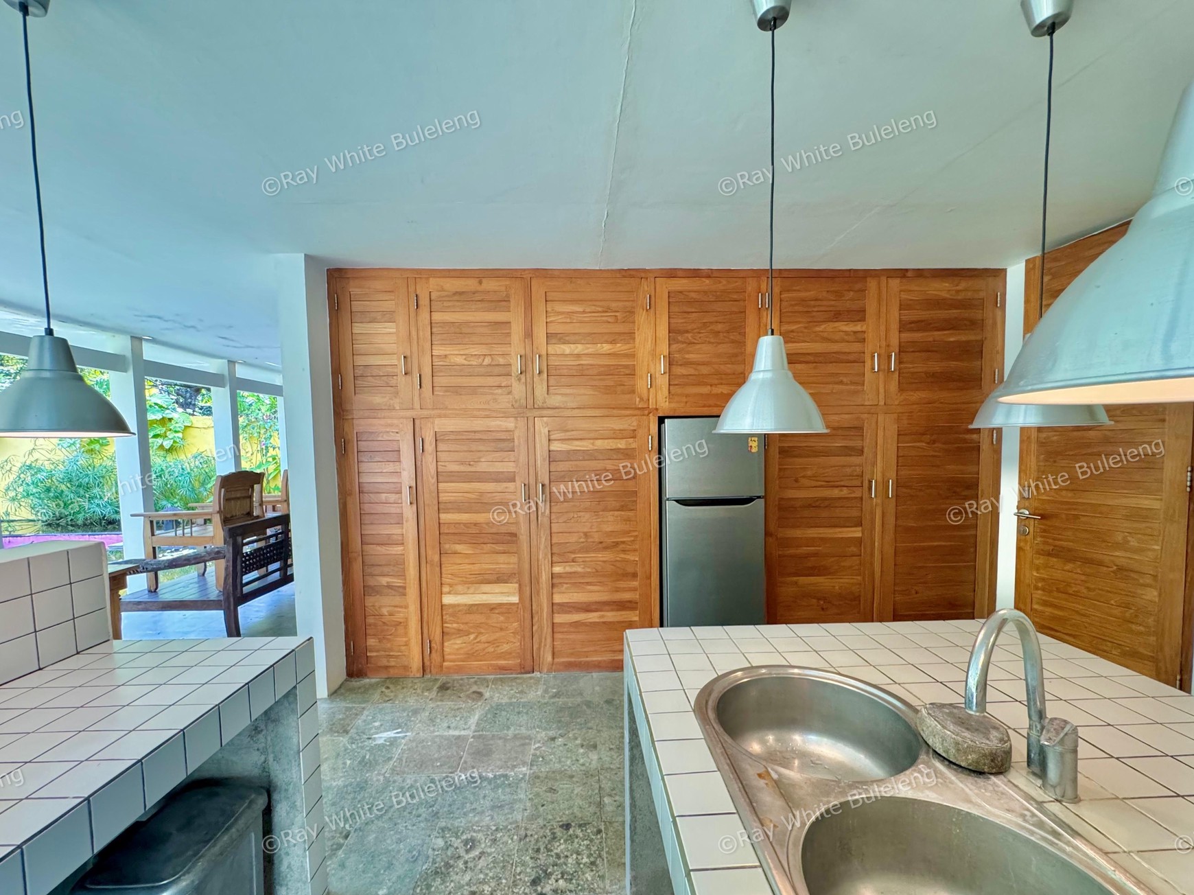 TROPICAL 5-BEDROOM VILLA JUST 3 MINUTES WALK TO LOVINA BEACH