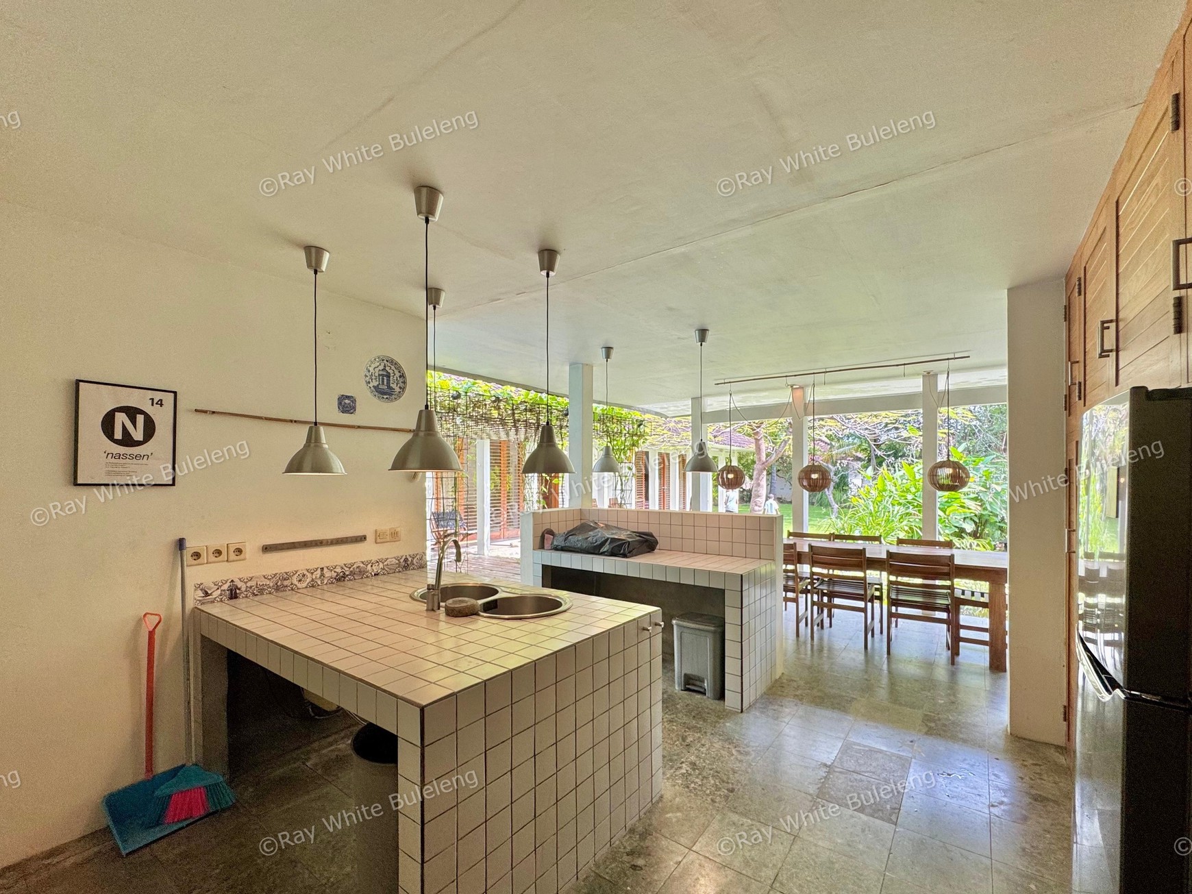 TROPICAL 5-BEDROOM VILLA JUST 3 MINUTES WALK TO LOVINA BEACH