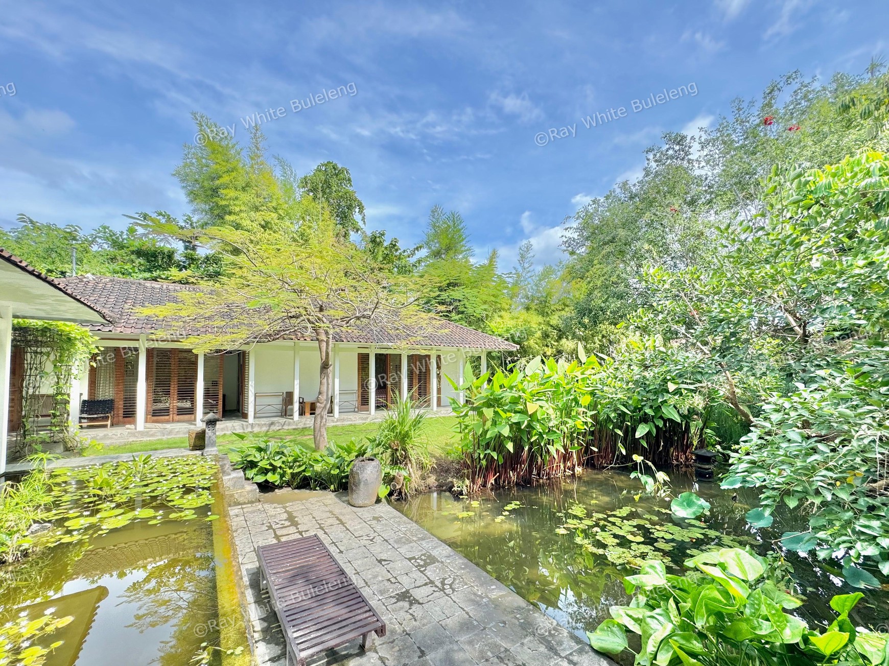 TROPICAL 5-BEDROOM VILLA JUST 3 MINUTES WALK TO LOVINA BEACH