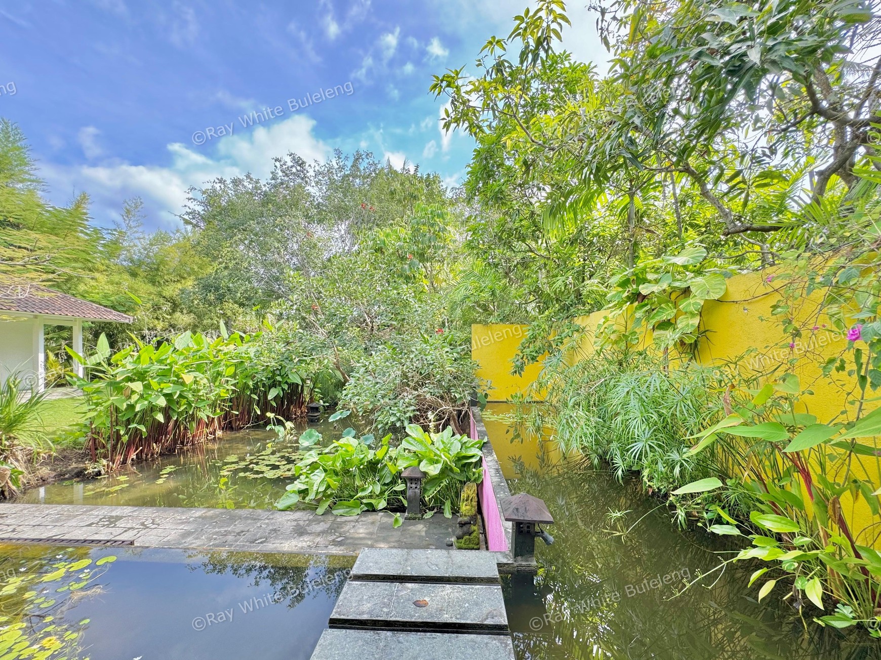 TROPICAL 5-BEDROOM VILLA JUST 3 MINUTES WALK TO LOVINA BEACH