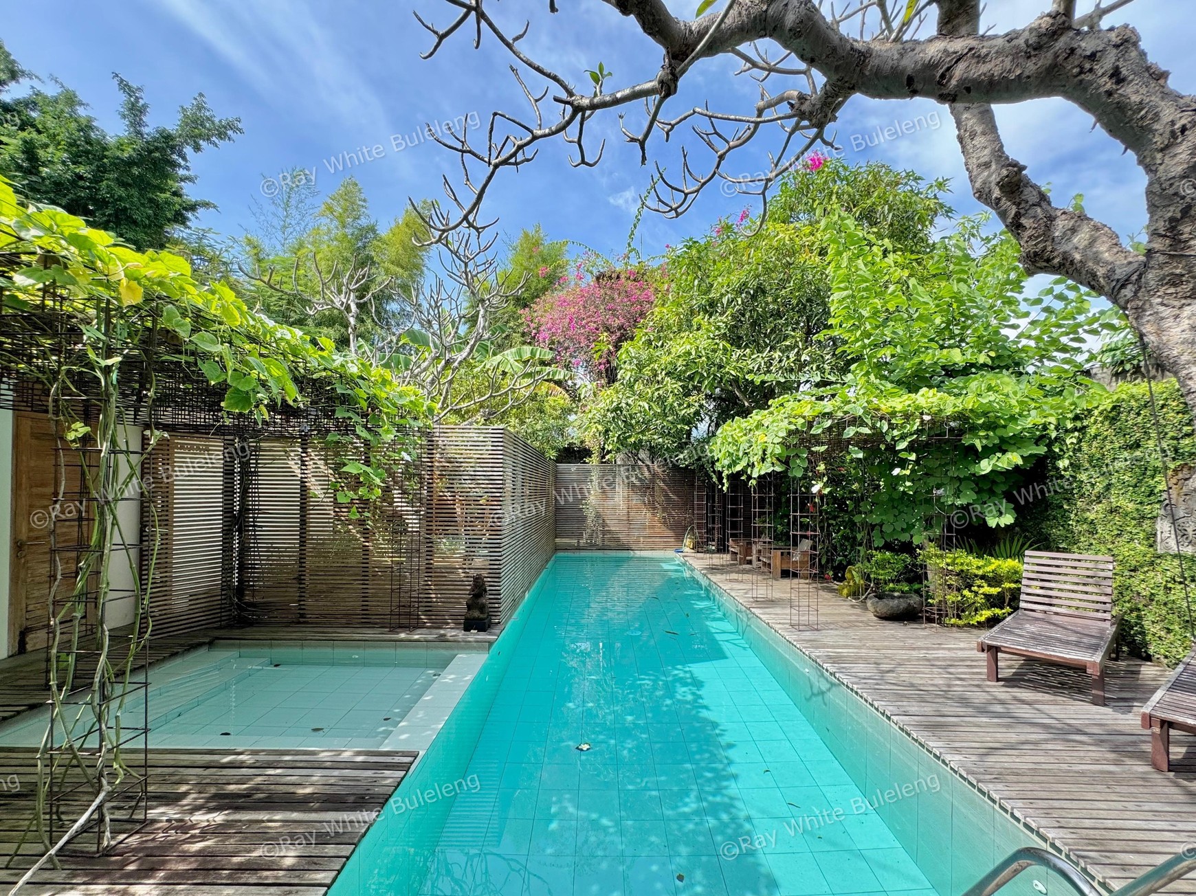 TROPICAL 5-BEDROOM VILLA JUST 3 MINUTES WALK TO LOVINA BEACH