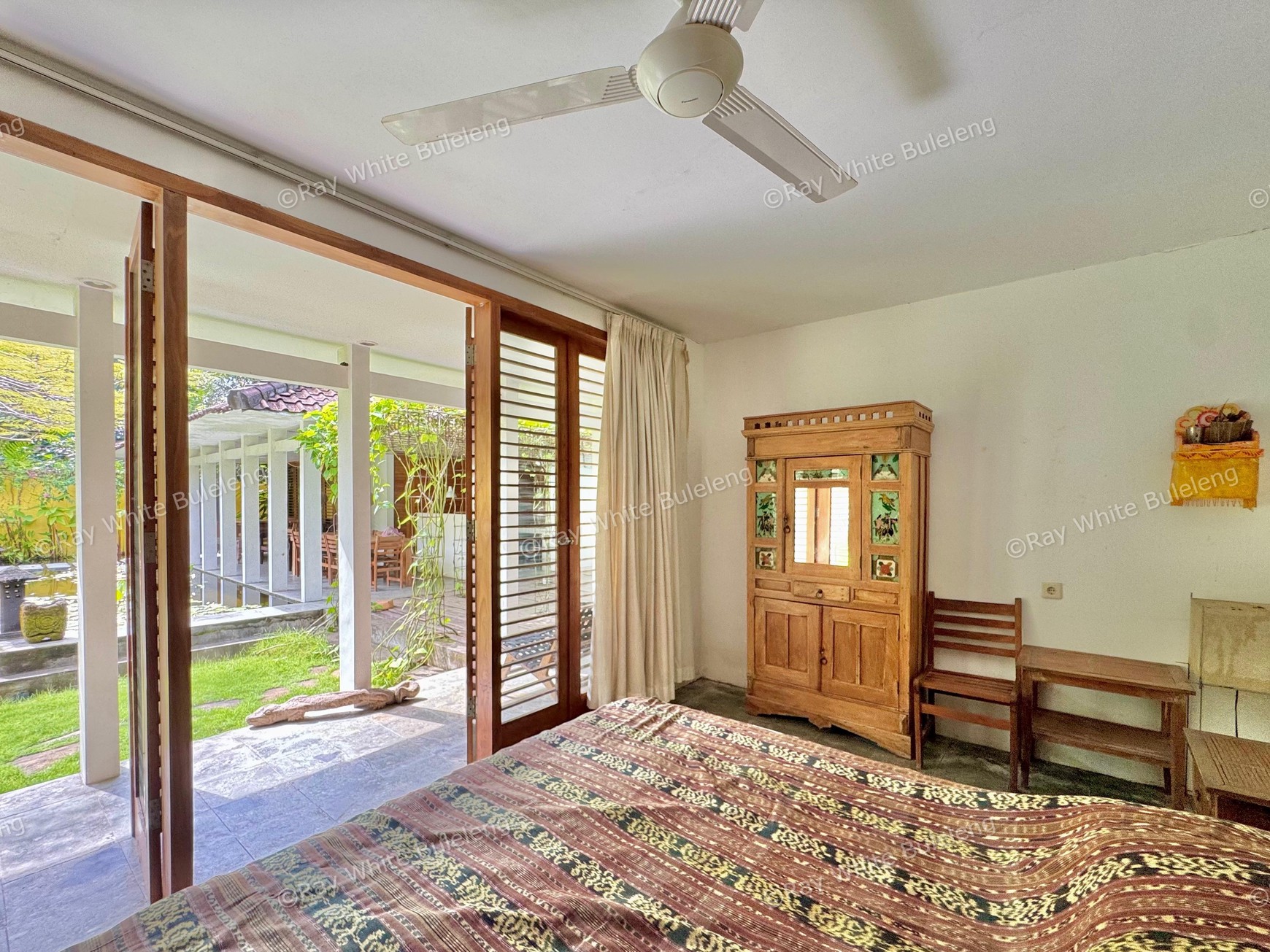 TROPICAL 5-BEDROOM VILLA JUST 3 MINUTES WALK TO LOVINA BEACH