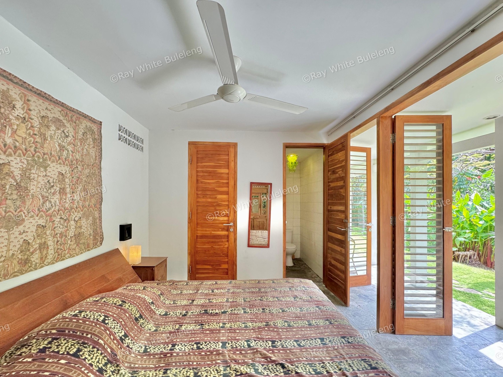 TROPICAL 5-BEDROOM VILLA JUST 3 MINUTES WALK TO LOVINA BEACH