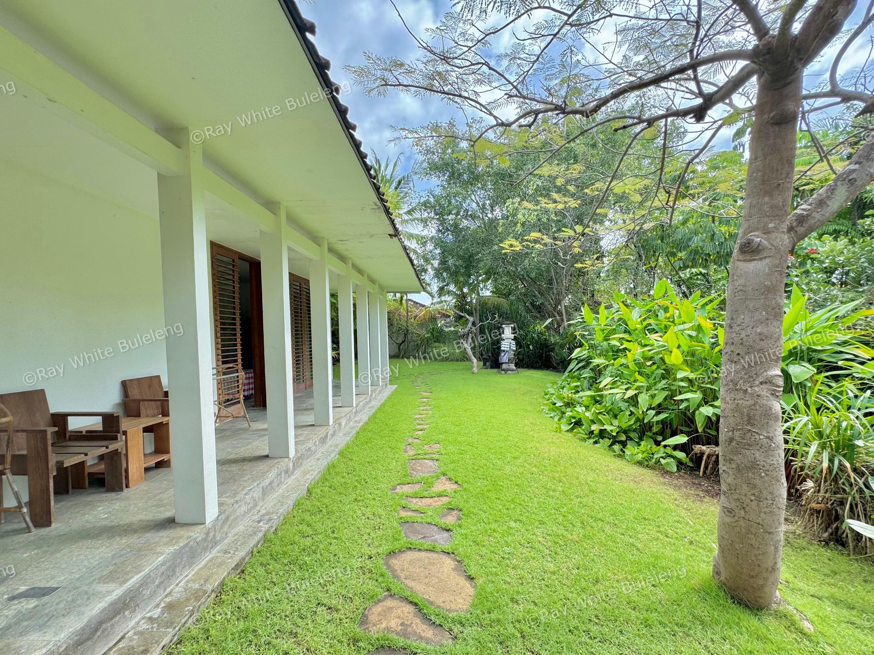 TROPICAL 5-BEDROOM VILLA JUST 3 MINUTES WALK TO LOVINA BEACH