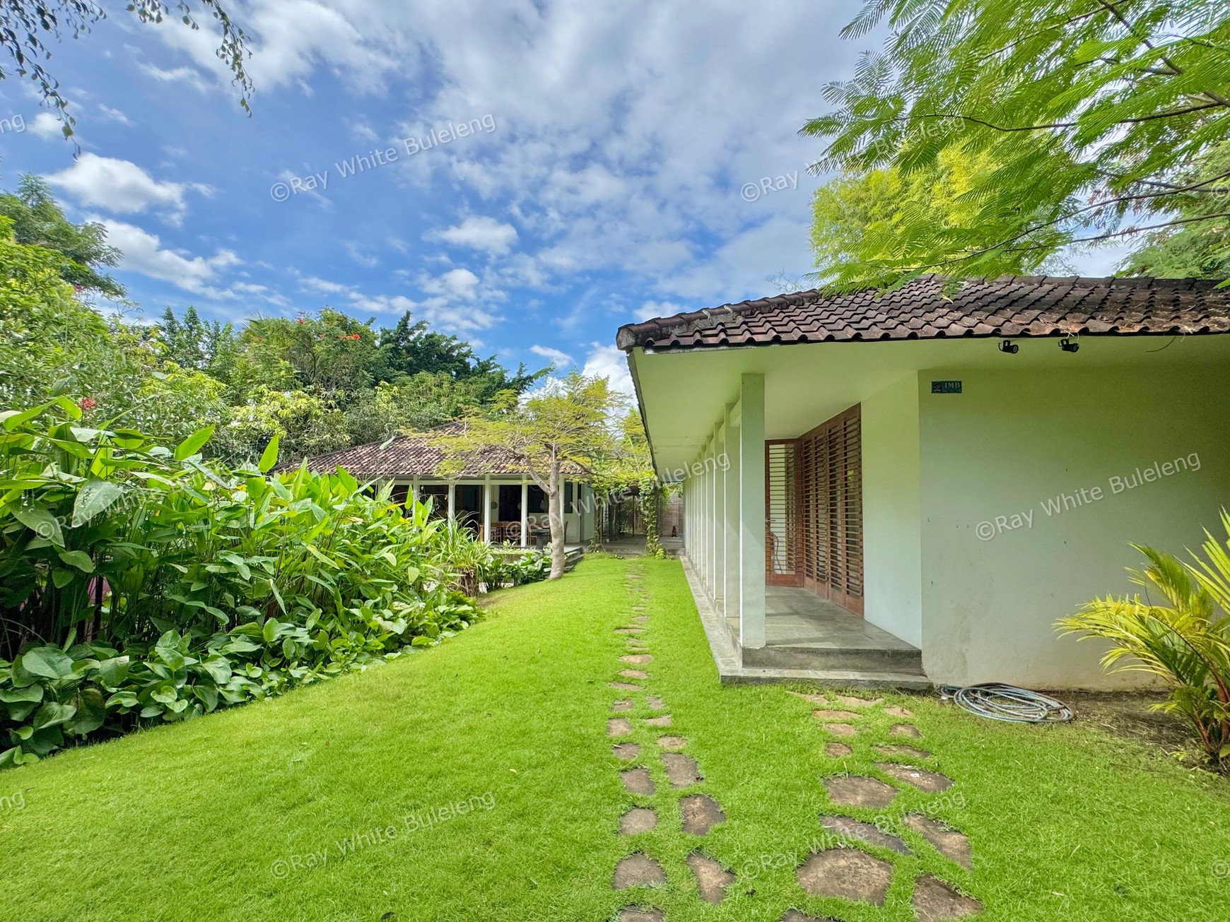 TROPICAL 5-BEDROOM VILLA JUST 3 MINUTES WALK TO LOVINA BEACH