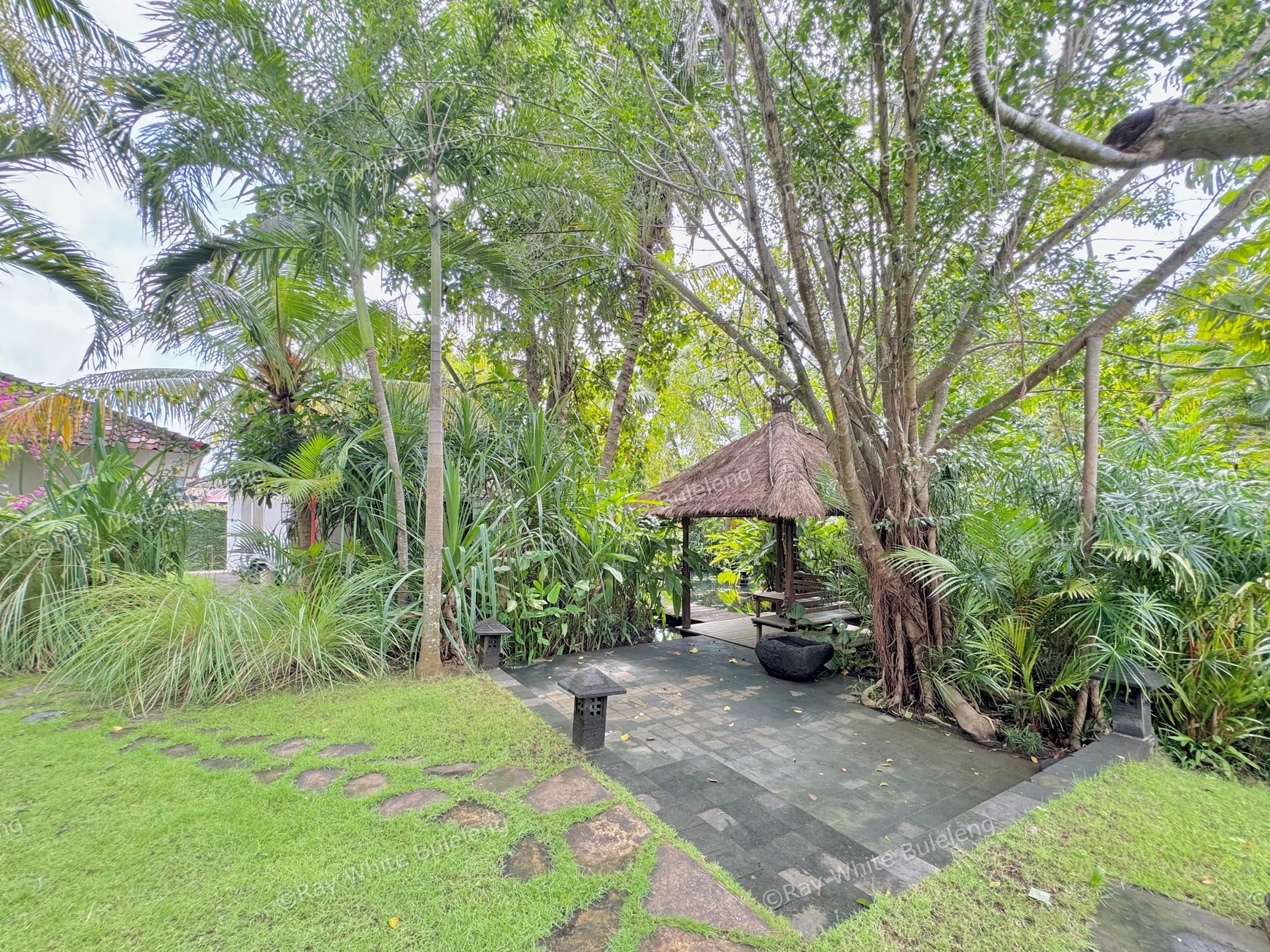 TROPICAL 5-BEDROOM VILLA JUST 3 MINUTES WALK TO LOVINA BEACH