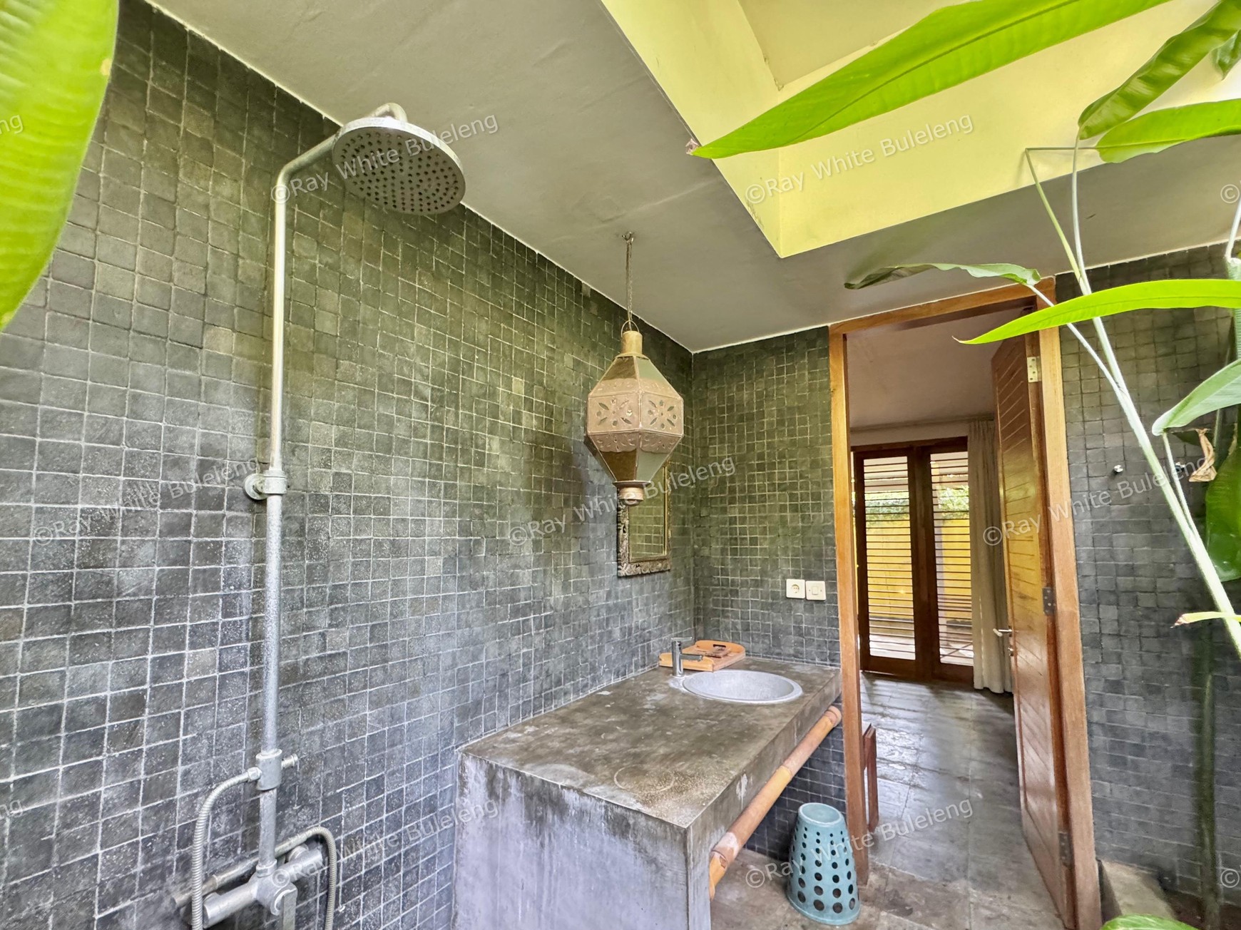 TROPICAL 5-BEDROOM VILLA JUST 3 MINUTES WALK TO LOVINA BEACH