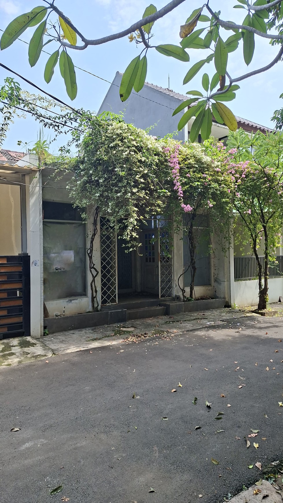 Rumah Hitung Tanah Luas dengan Lokasi Strategis @Graha Bunga