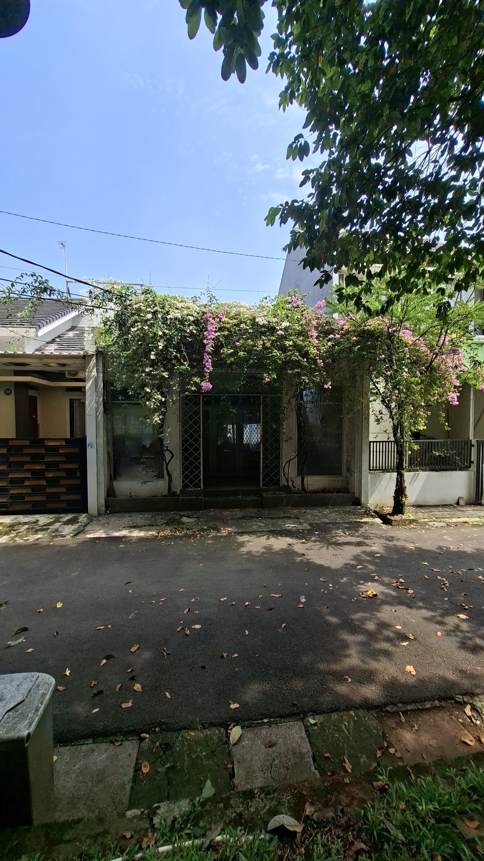Rumah Hitung Tanah Luas dengan Lokasi Strategis @Graha Bunga