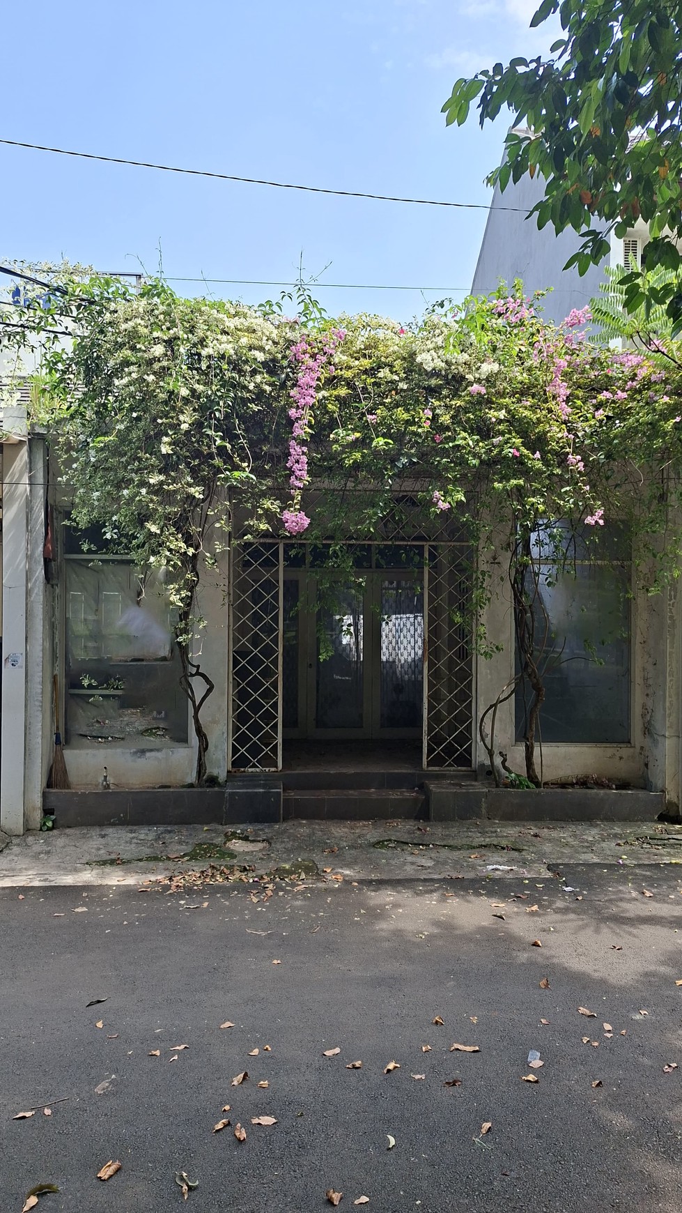 Rumah Hitung Tanah Luas dengan Lokasi Strategis @Graha Bunga