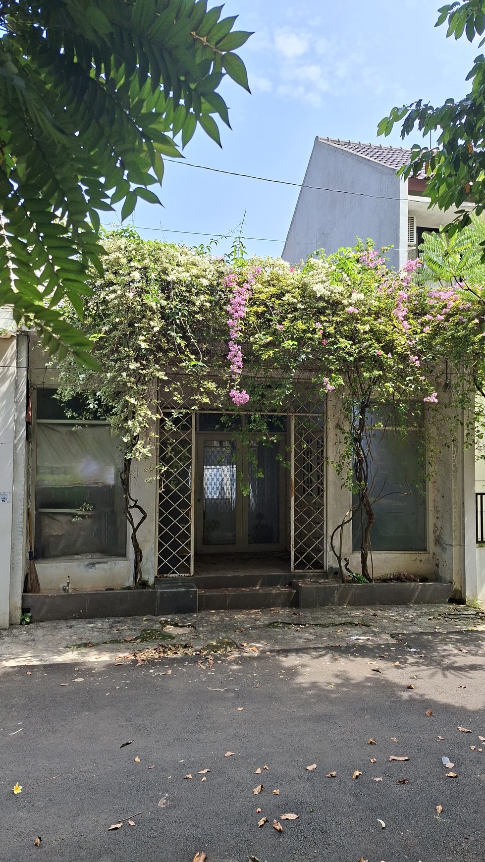 Rumah Hitung Tanah Luas dengan Lokasi Strategis @Graha Bunga
