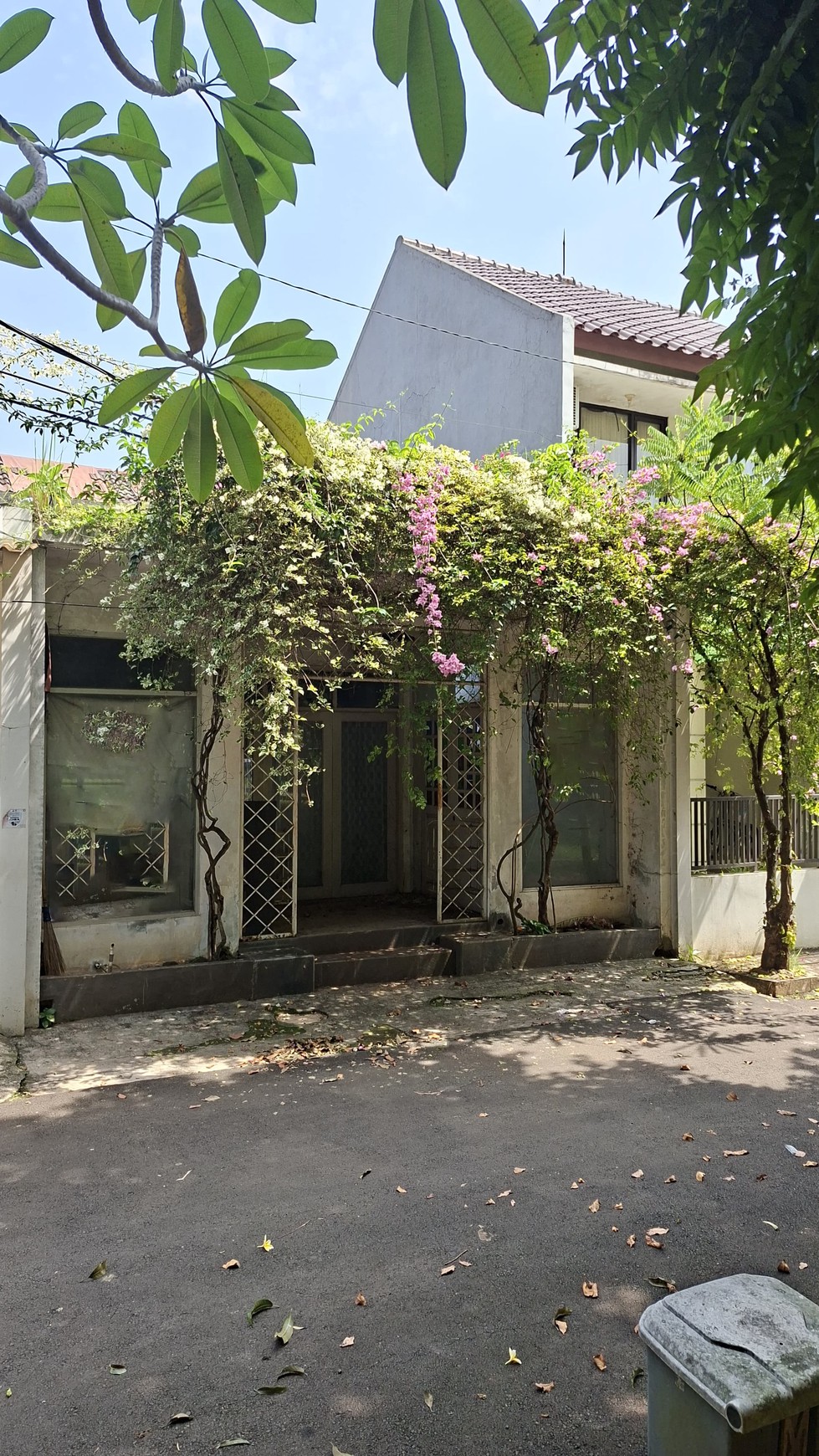 Rumah Hitung Tanah Luas dengan Lokasi Strategis @Graha Bunga