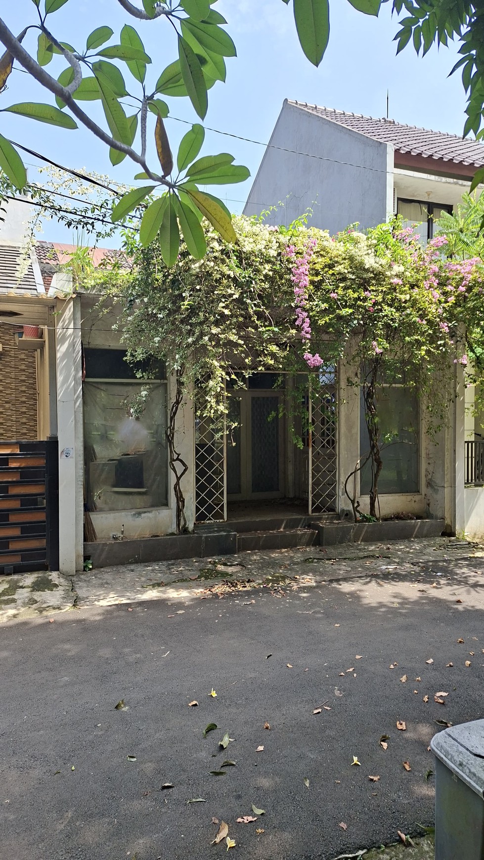 Rumah Hitung Tanah Luas dengan Lokasi Strategis @Graha Bunga