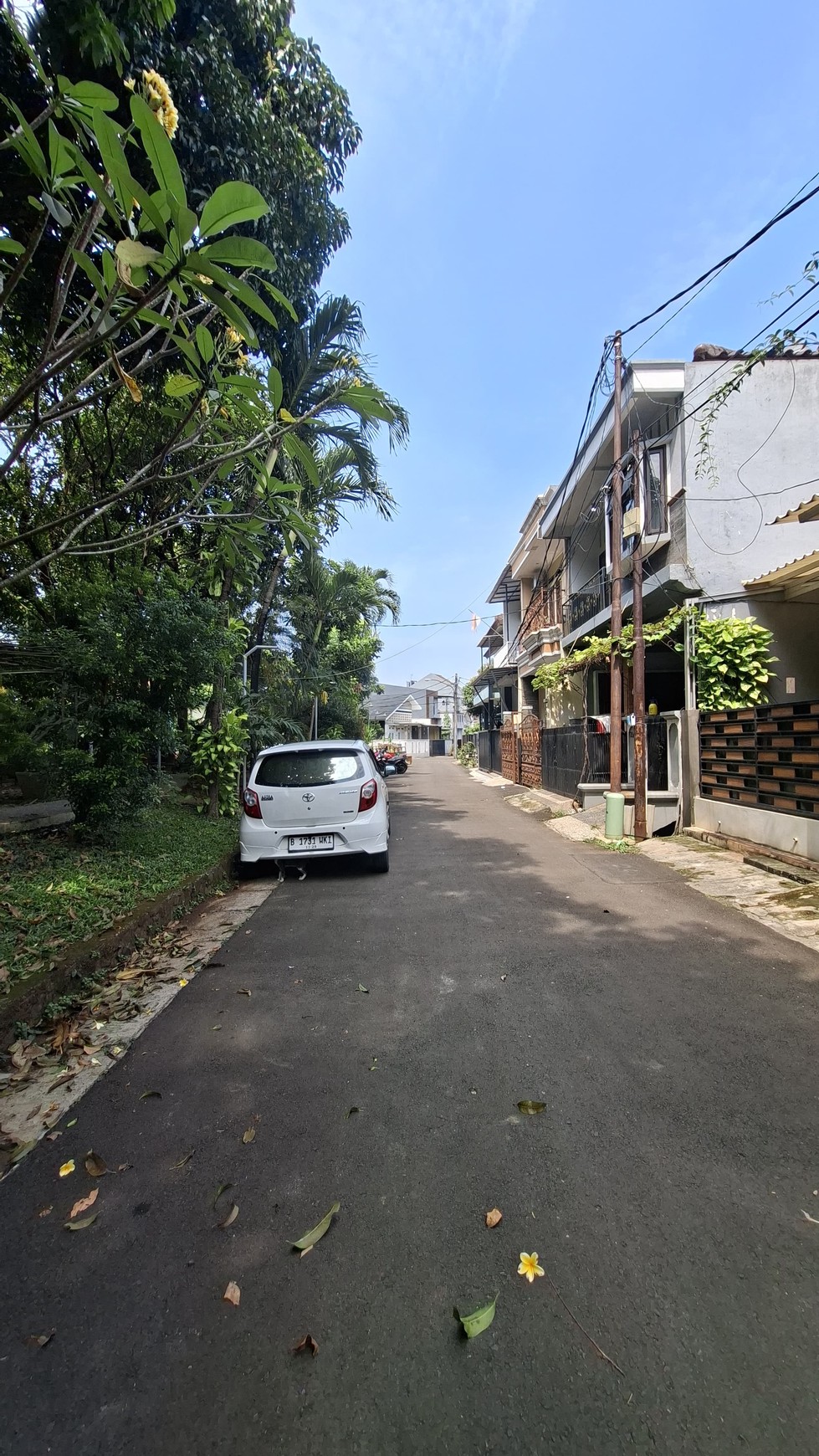 Rumah Hitung Tanah Luas dengan Lokasi Strategis @Graha Bunga