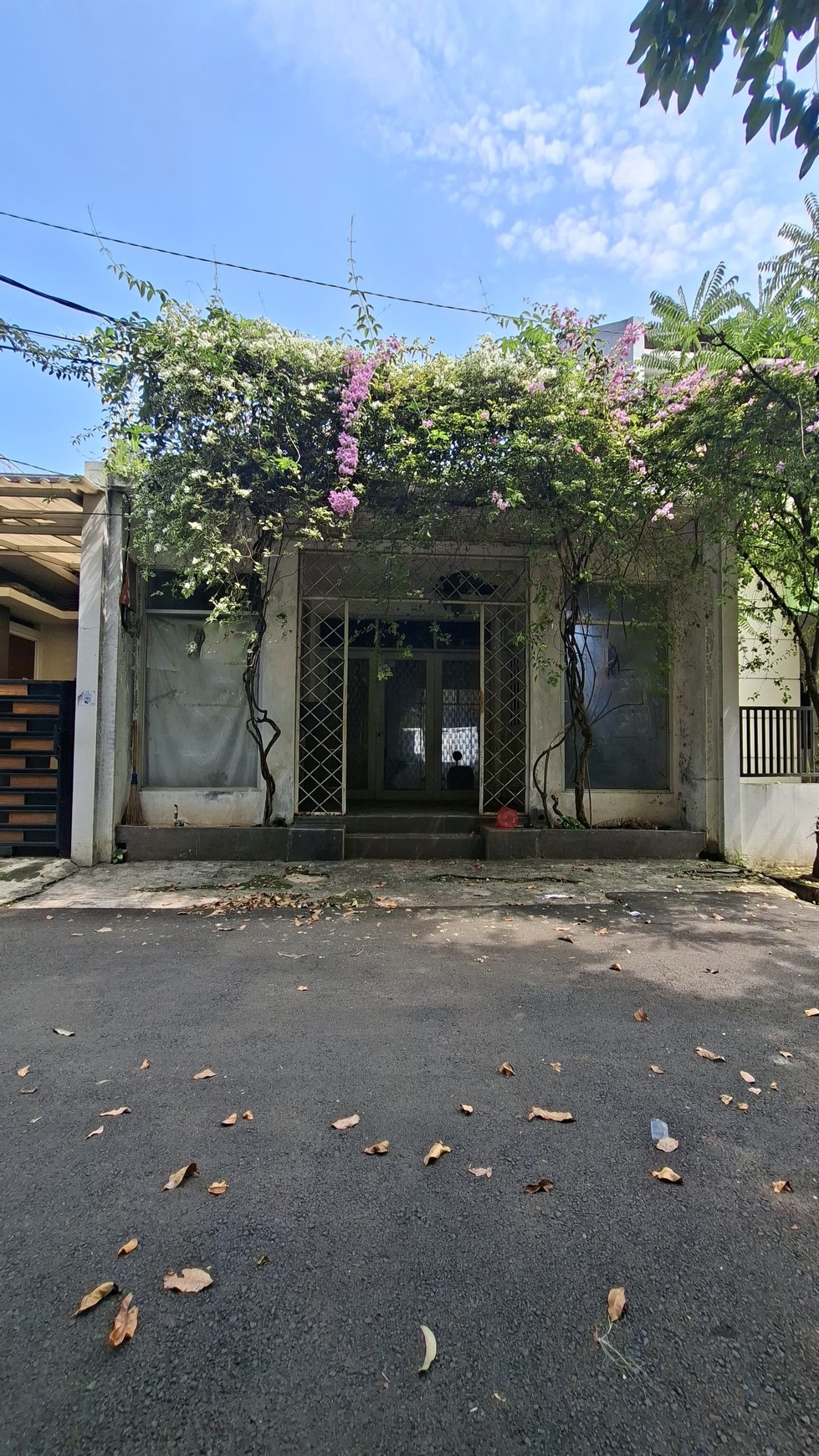 Rumah Hitung Tanah Luas dengan Lokasi Strategis @Graha Bunga