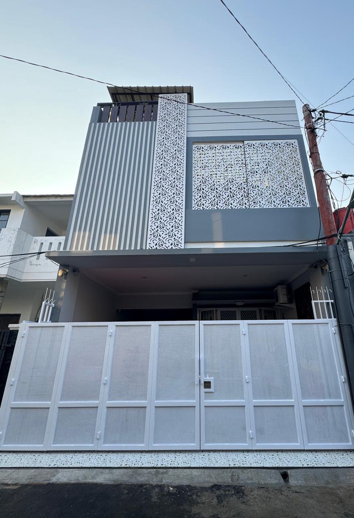Rumah 2 Lantai SHM Siap Huni + Rooftop @Graha Bunga