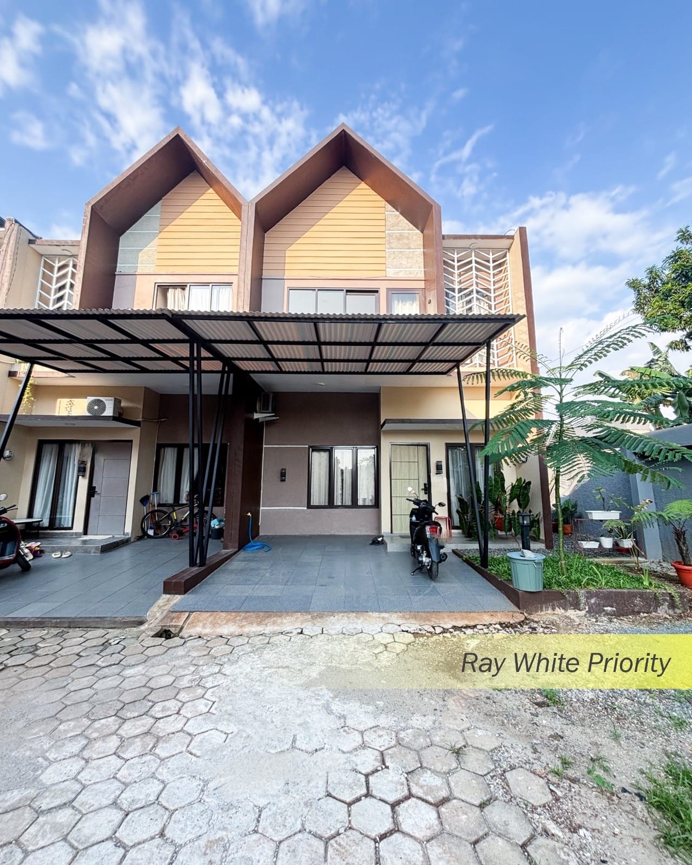 RUMAH MODEREN MINIMALIS SIAP HUNI DALAM TOWNHOUSE DI PONDOK CABE, TANGERANG SELATAN