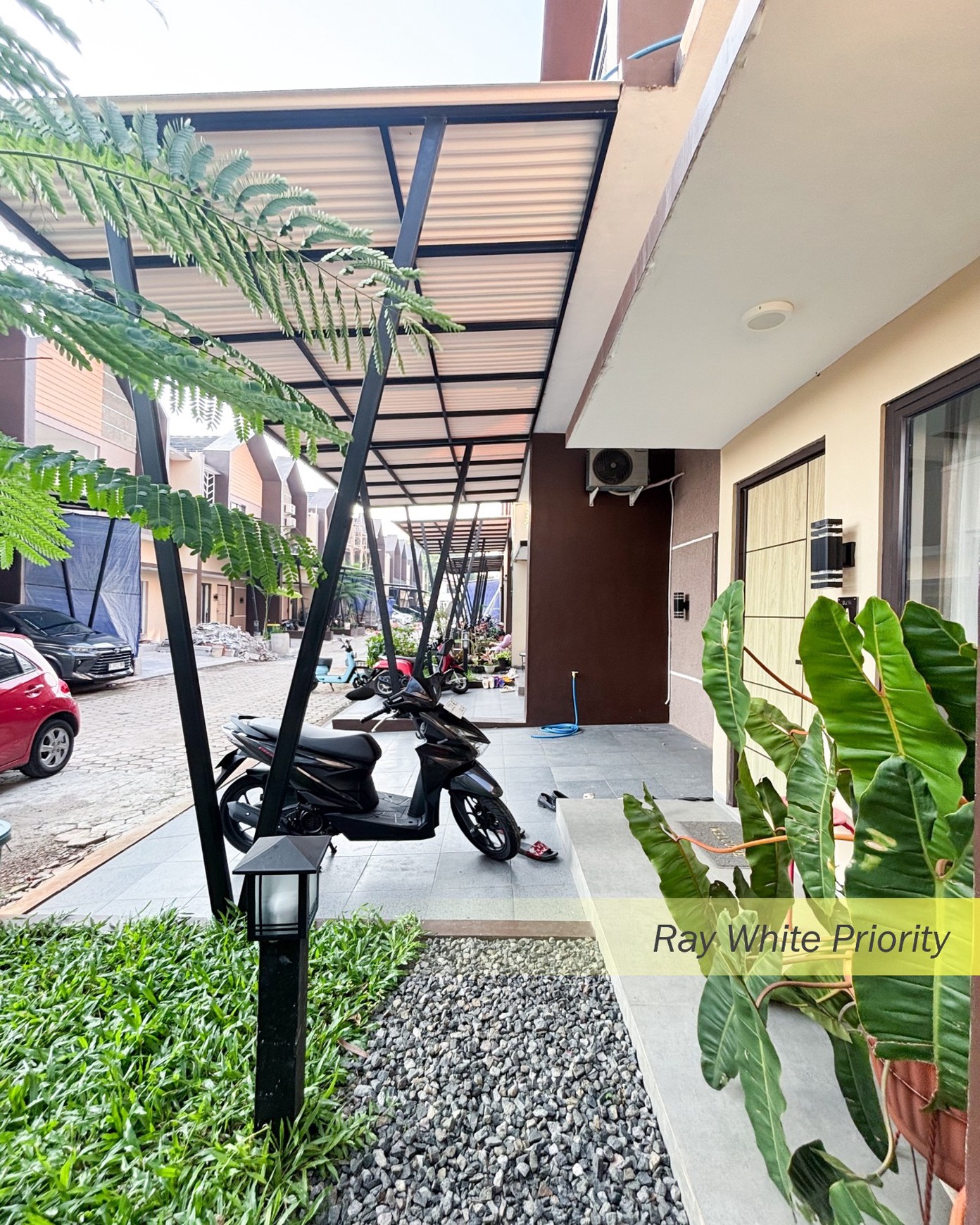 RUMAH MODEREN MINIMALIS SIAP HUNI DALAM TOWNHOUSE DI PONDOK CABE, TANGERANG SELATAN