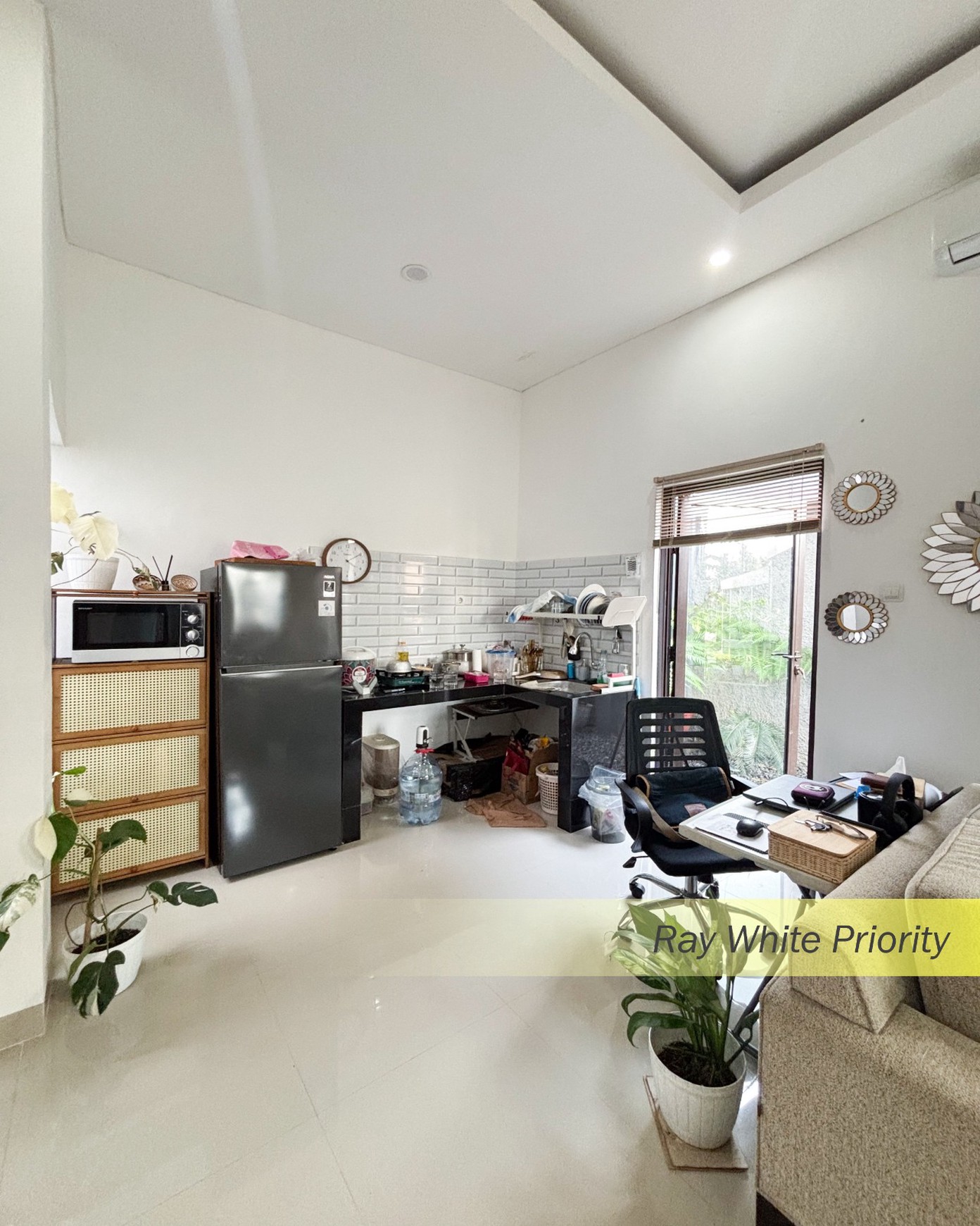 RUMAH MODEREN MINIMALIS SIAP HUNI DALAM TOWNHOUSE DI PONDOK CABE, TANGERANG SELATAN