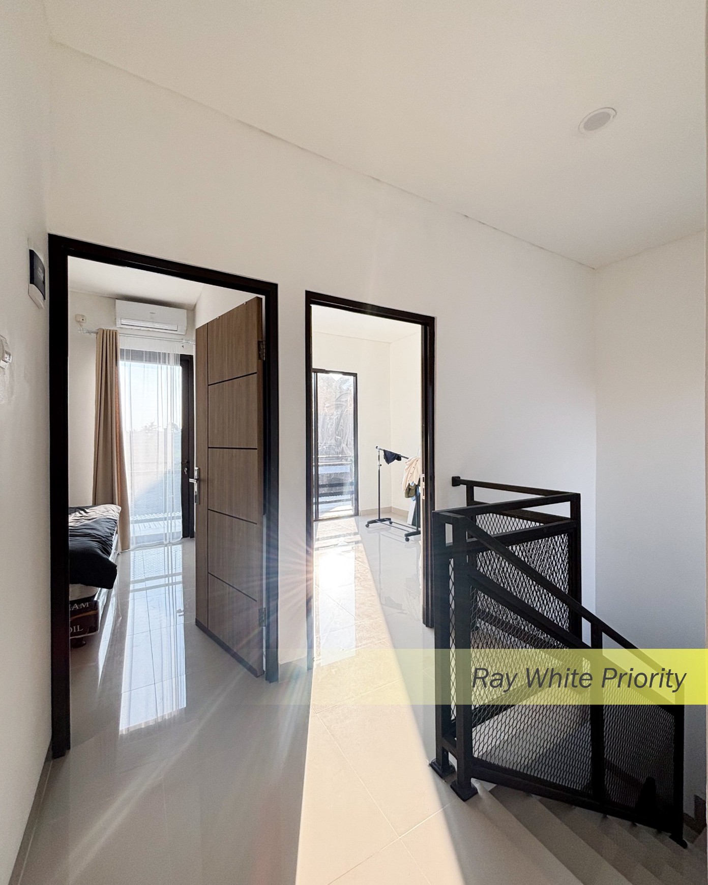 RUMAH MODEREN MINIMALIS SIAP HUNI DALAM TOWNHOUSE DI PONDOK CABE, TANGERANG SELATAN