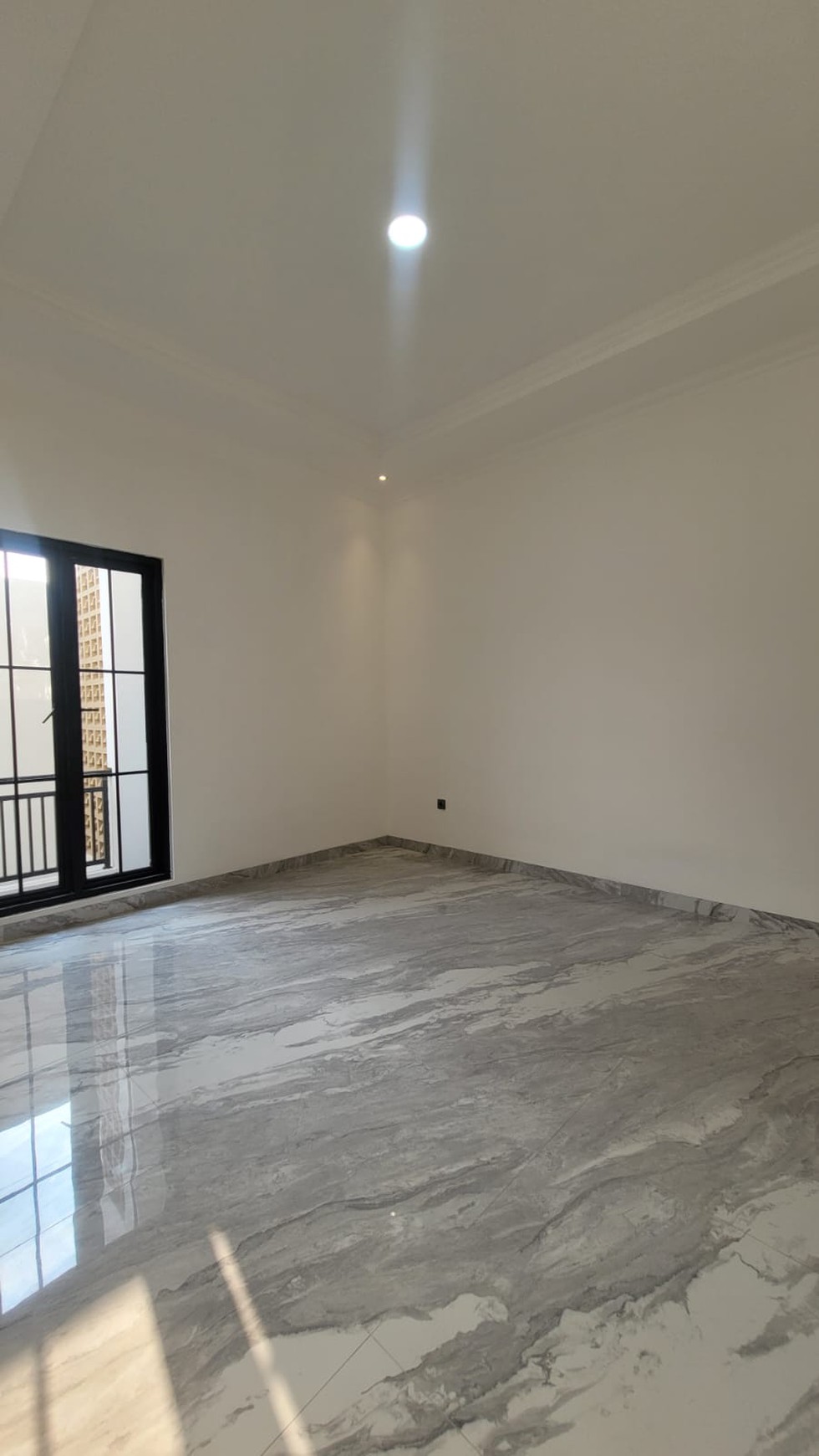 Rumah 2½ Lantai Siap Huni dengan Hunian Nyaman dan Asri @Bintaro, Sektor 9