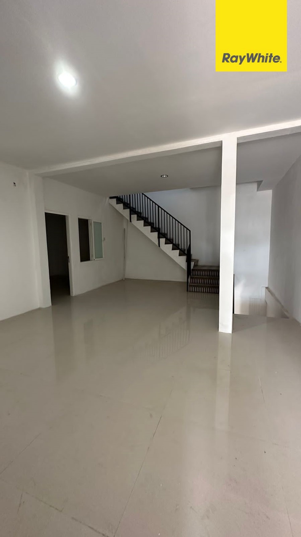 Dijual Rumah 2,5 lantai di Darmo Indah Selatan Surabaya