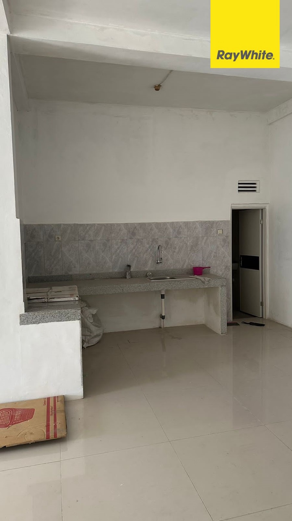 Dijual Rumah 2,5 lantai di Darmo Indah Selatan Surabaya