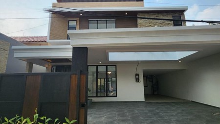 Modern House dengan Pool, Hanya 5 menit ke Pondok Indah
