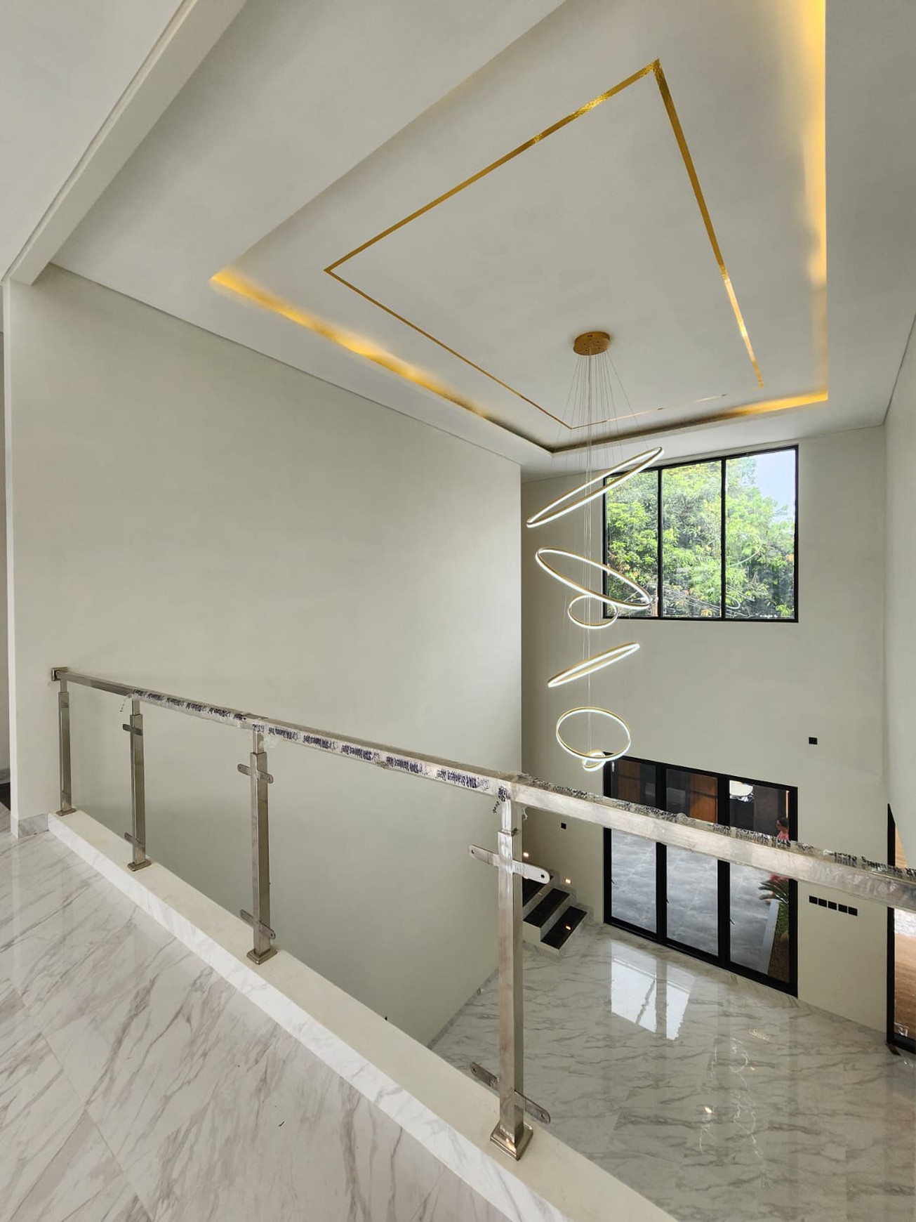 Modern House dengan Pool, Hanya 5 menit ke Pondok Indah