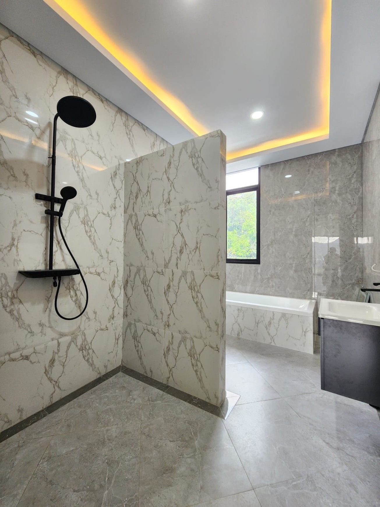 Modern House dengan Pool, Hanya 5 menit ke Pondok Indah