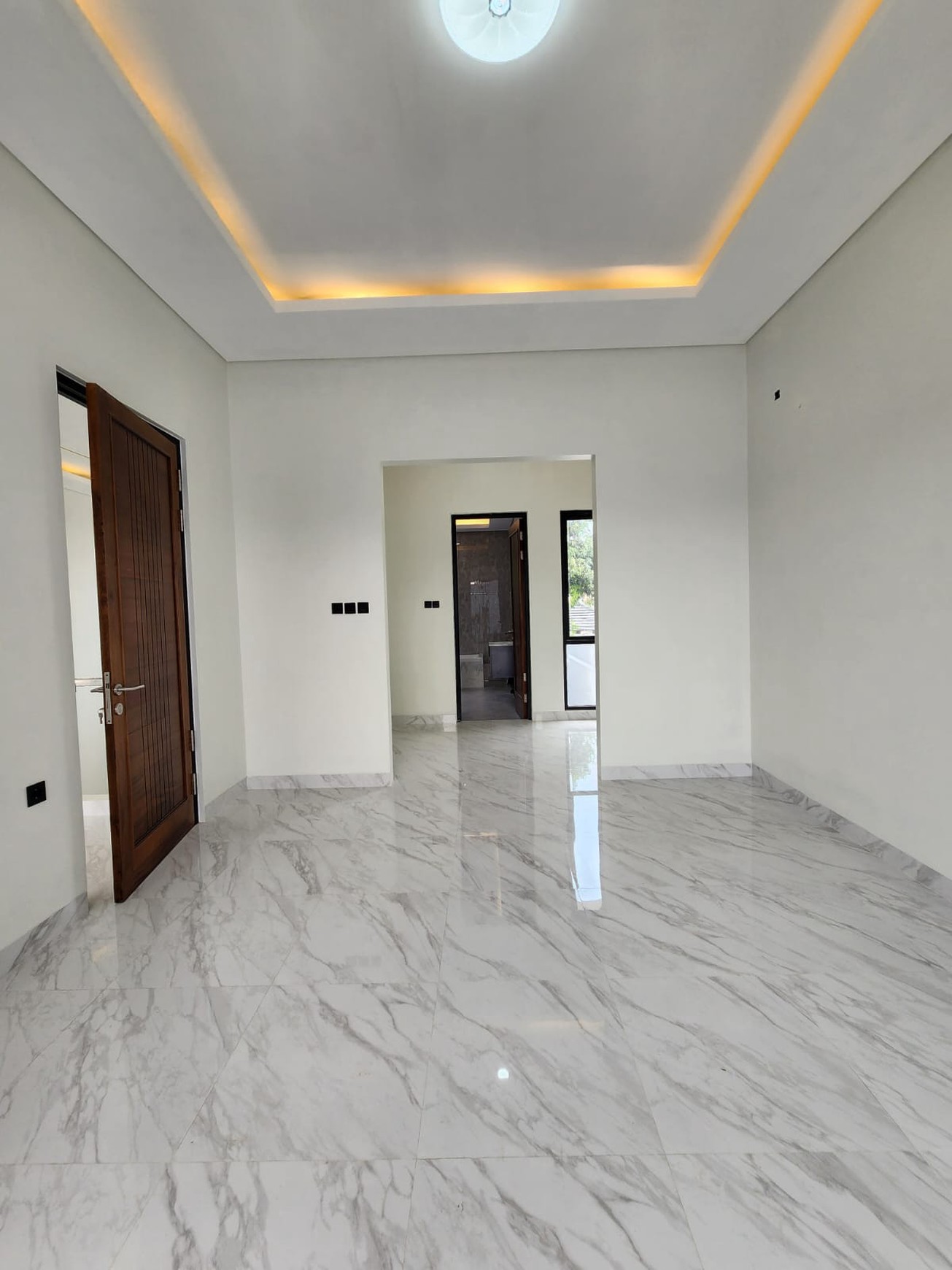 Modern House dengan Pool, Hanya 5 menit ke Pondok Indah