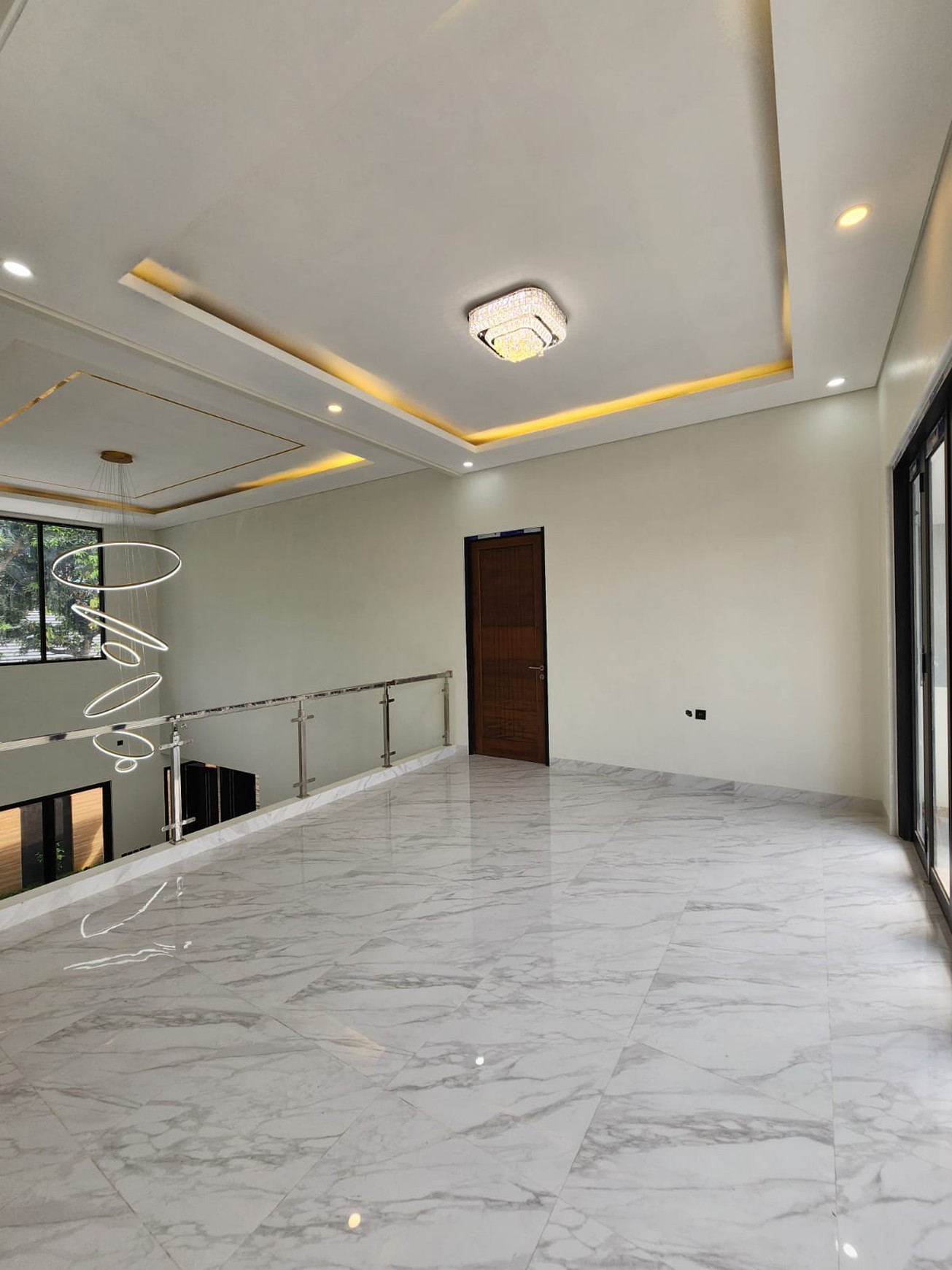 Modern House dengan Pool, Hanya 5 menit ke Pondok Indah