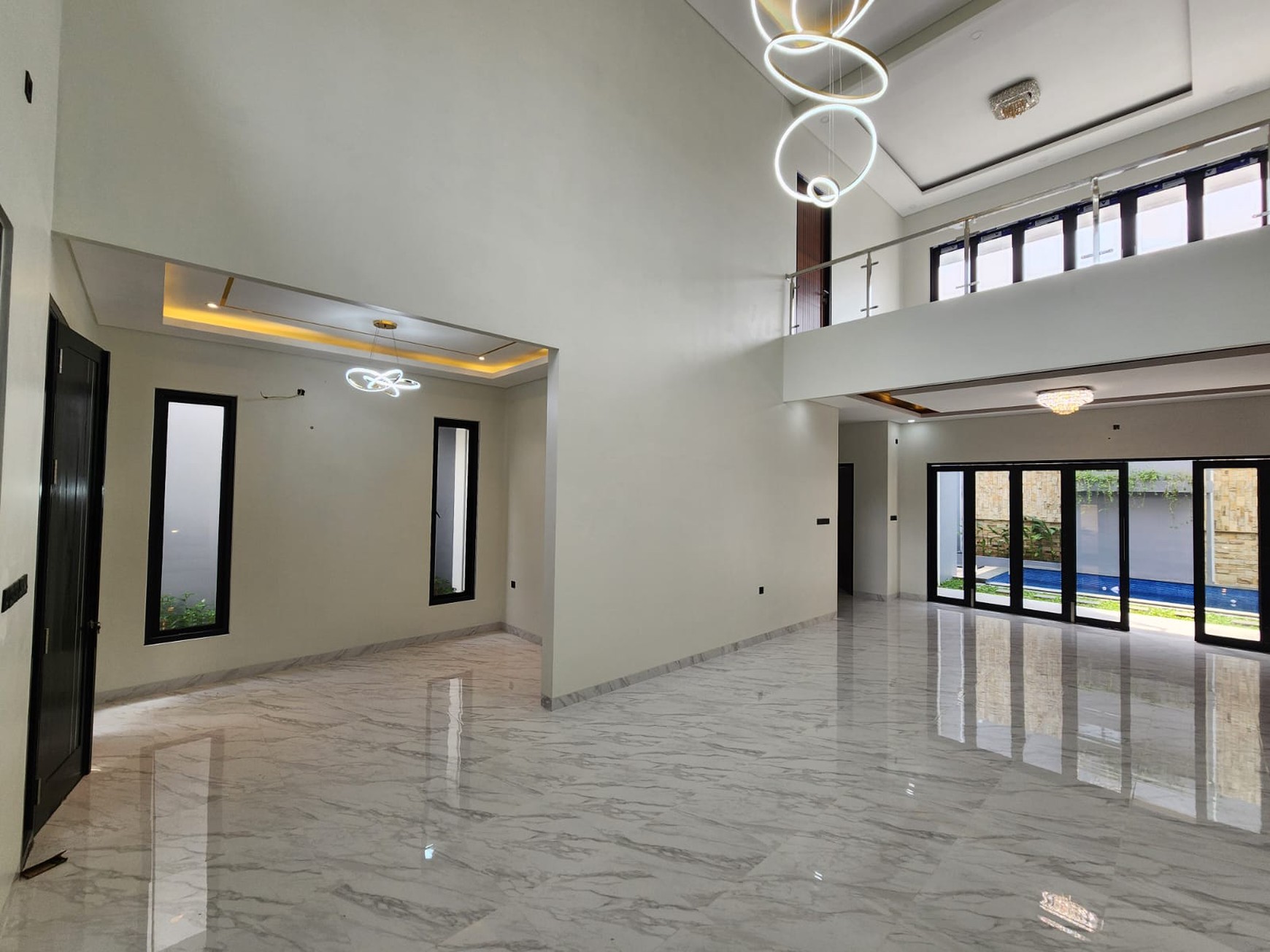 Modern House dengan Pool, Hanya 5 menit ke Pondok Indah