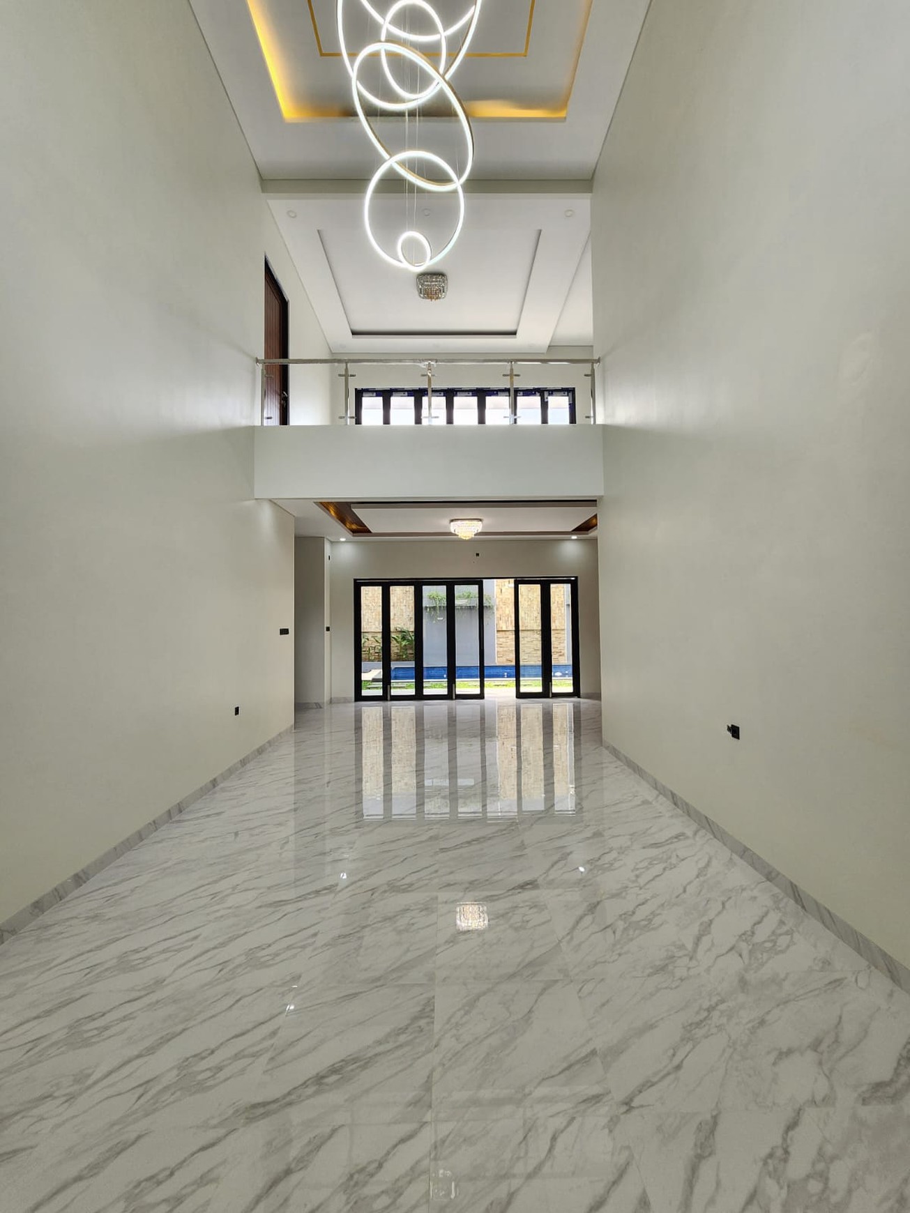 Modern House dengan Pool, Hanya 5 menit ke Pondok Indah