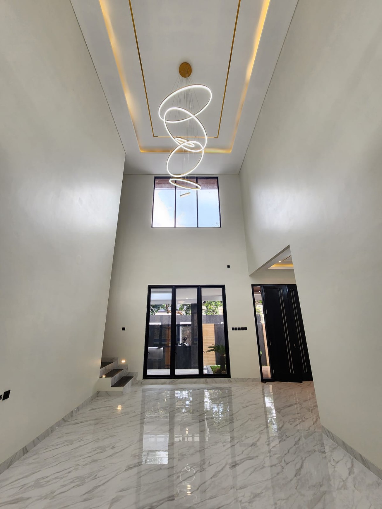 Modern House dengan Pool, Hanya 5 menit ke Pondok Indah