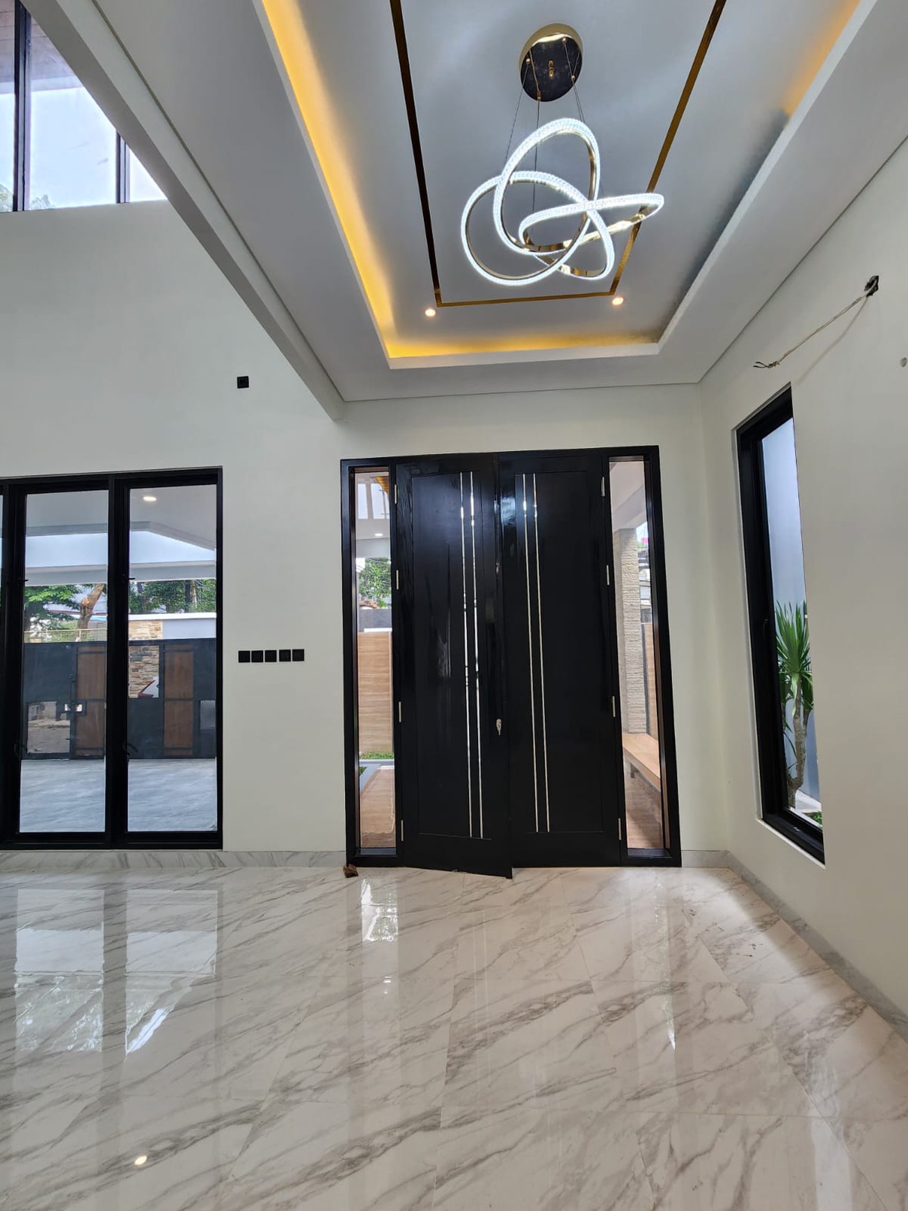 Modern House dengan Pool, Hanya 5 menit ke Pondok Indah