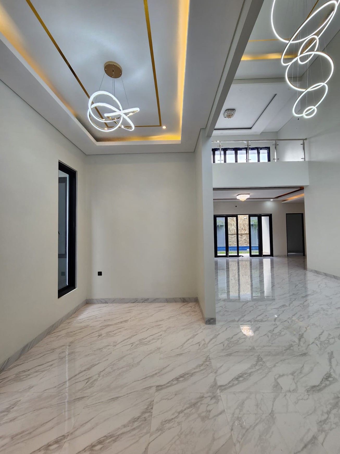 Modern House dengan Pool, Hanya 5 menit ke Pondok Indah