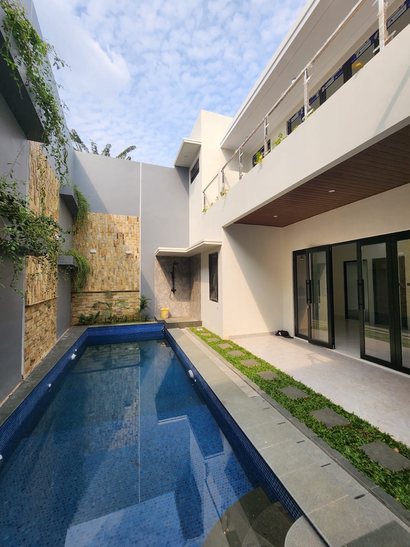 Modern House dengan Pool, Hanya 5 menit ke Pondok Indah
