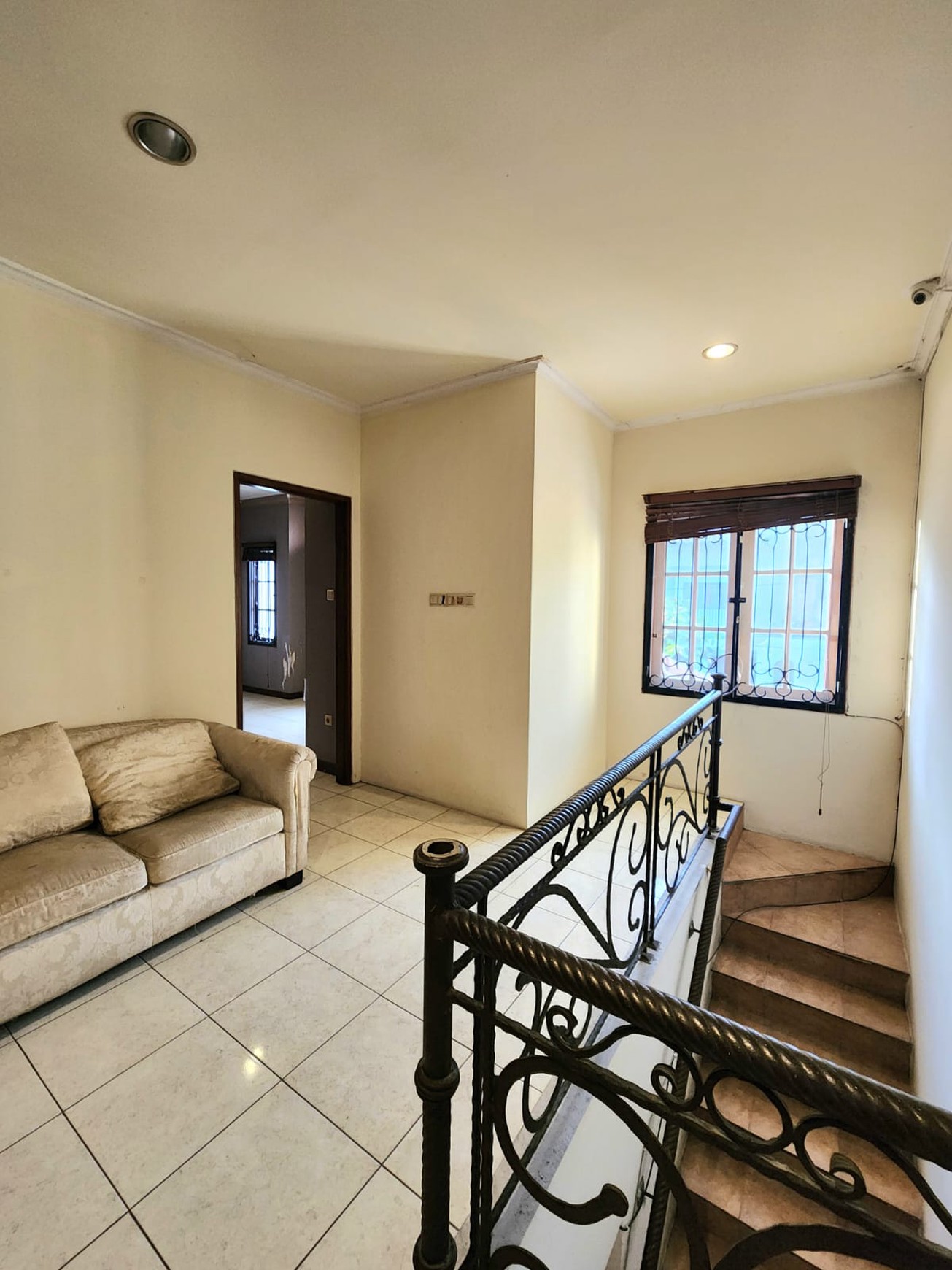 Hunian 2 lantai area Elit PI, hanya 5 Menit jalan kaki ke Mall