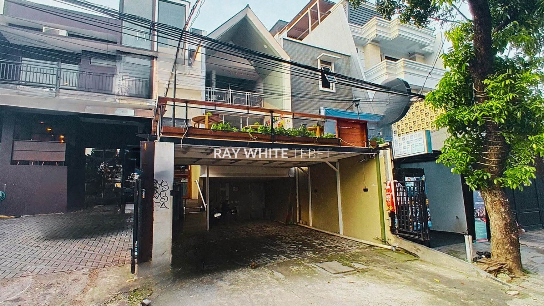 Ruko 3 Lantai di Pusat Kuliner Tebet Timur - Siap Pakai untuk Restoran!