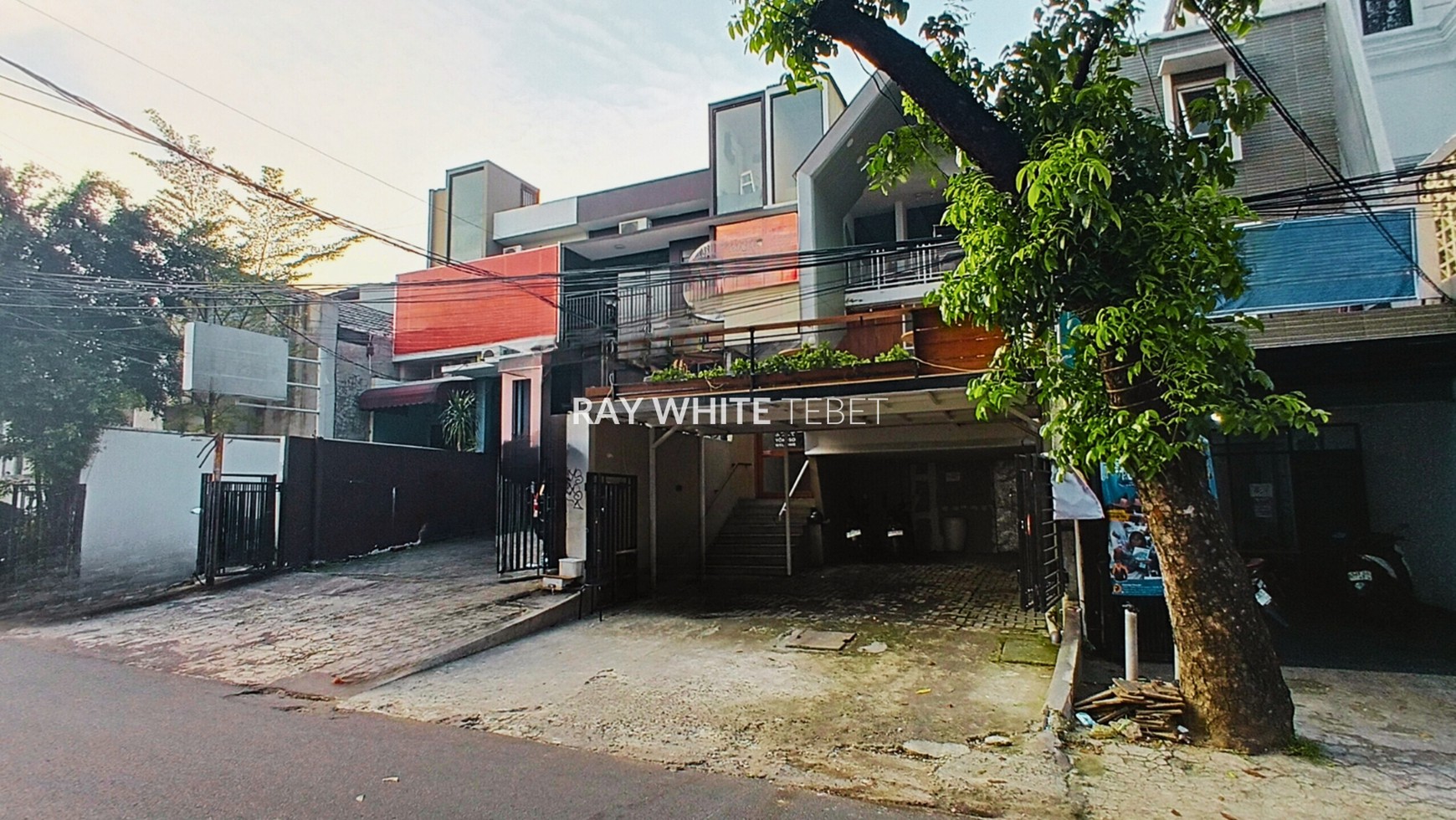 Ruko 3 Lantai di Pusat Kuliner Tebet Timur - Siap Pakai untuk Restoran!