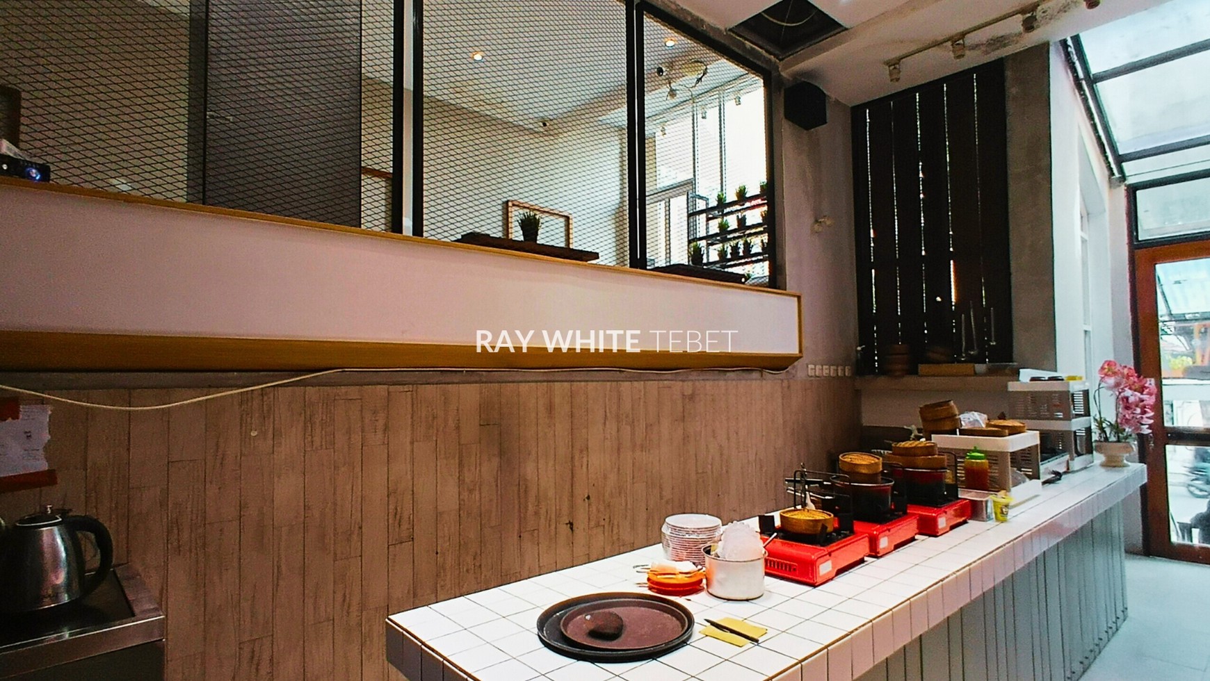 Ruko 3 Lantai di Pusat Kuliner Tebet Timur - Siap Pakai untuk Restoran!