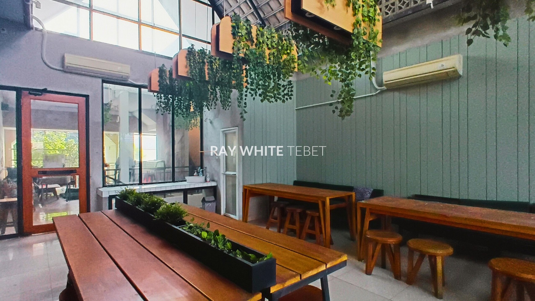 Ruko 3 Lantai di Pusat Kuliner Tebet Timur - Siap Pakai untuk Restoran!