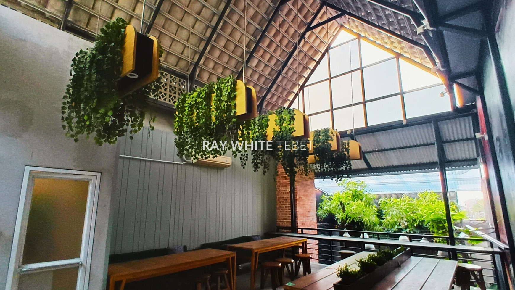 Ruko 3 Lantai di Pusat Kuliner Tebet Timur - Siap Pakai untuk Restoran!