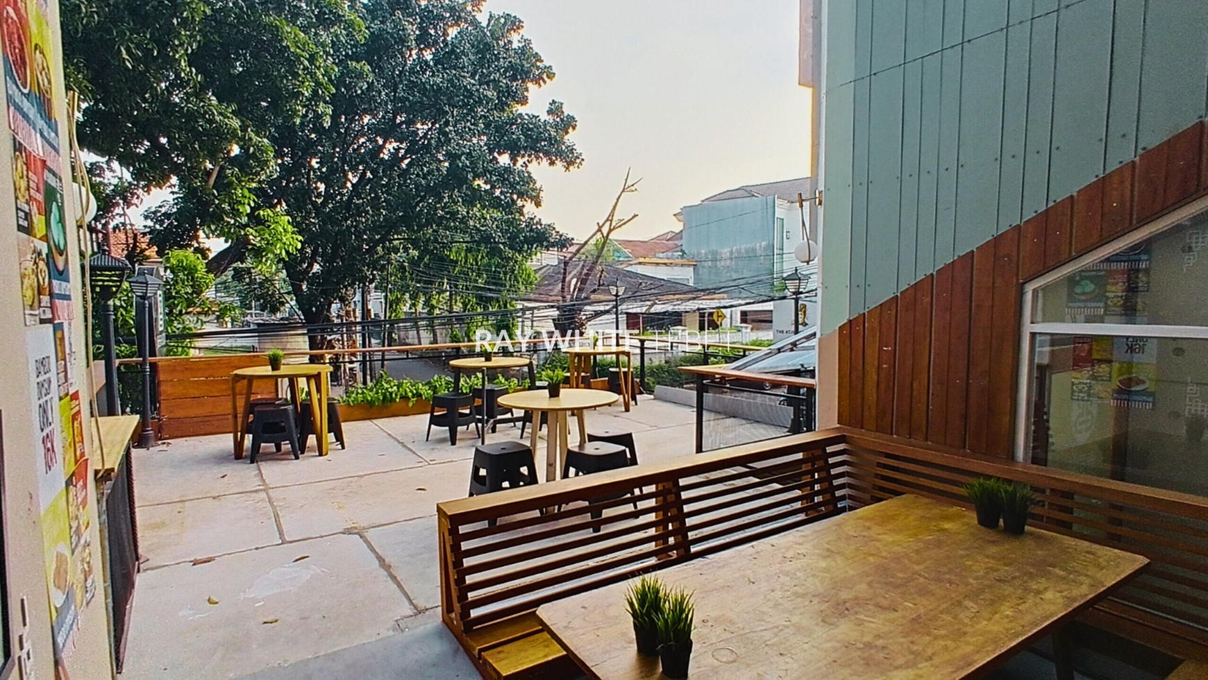 Ruko 3 Lantai di Pusat Kuliner Tebet Timur - Siap Pakai untuk Restoran!